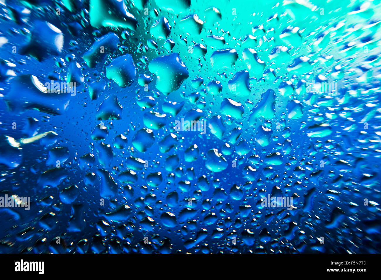 Abstracto, fondo de color azul con gotas de agua. Foto de stock
