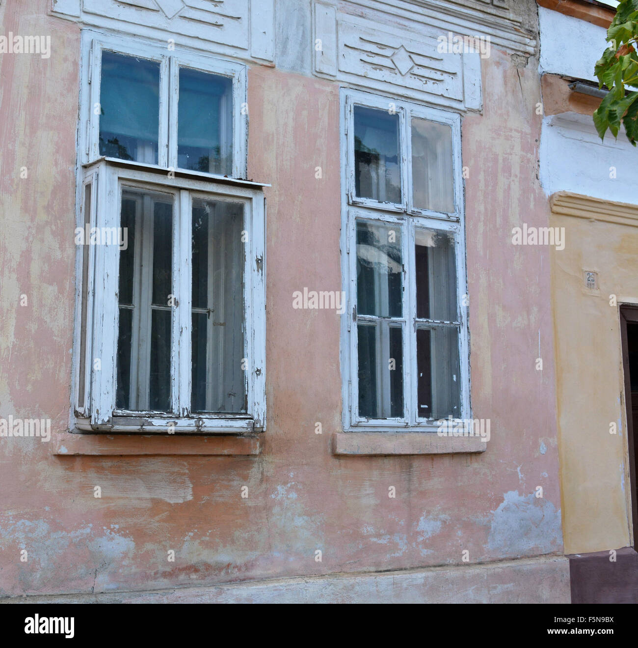 Ventana saliente (kibic antiguos) en la casa que fue construida en la primera mitad del siglo pasado. Foto de stock