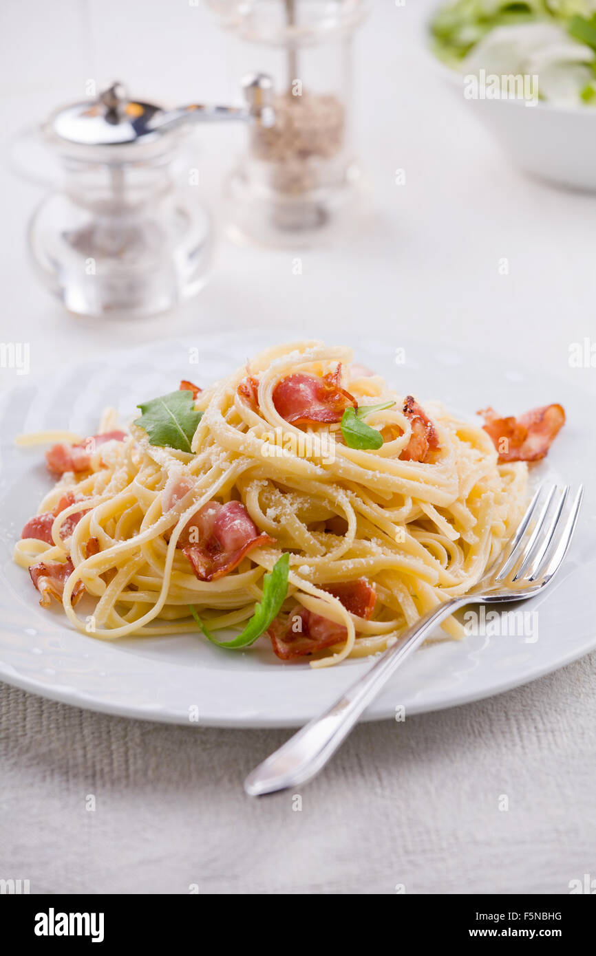 Pasta de pollo a la carbonara fotografías e imágenes de alta resolución