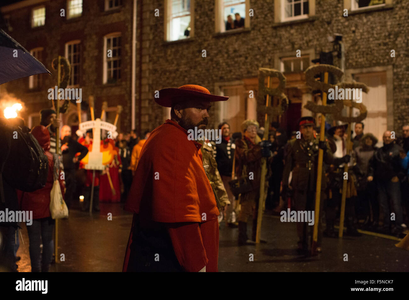 Hoguera en la noche del 5 de noviembre en Lewes, East Sussex, Reino Unido Foto de stock