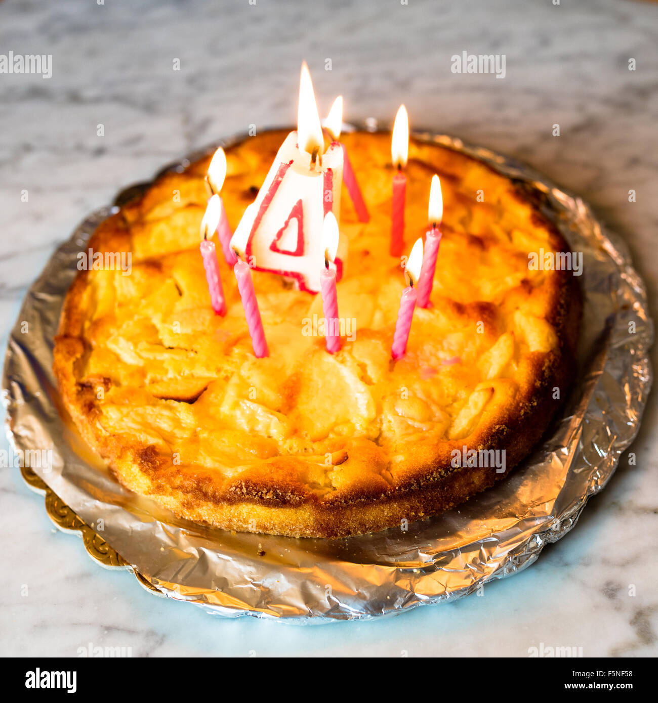 Cellebration cumpleaños con pastel de manzana y 48 velas Fotografía de  stock - Alamy