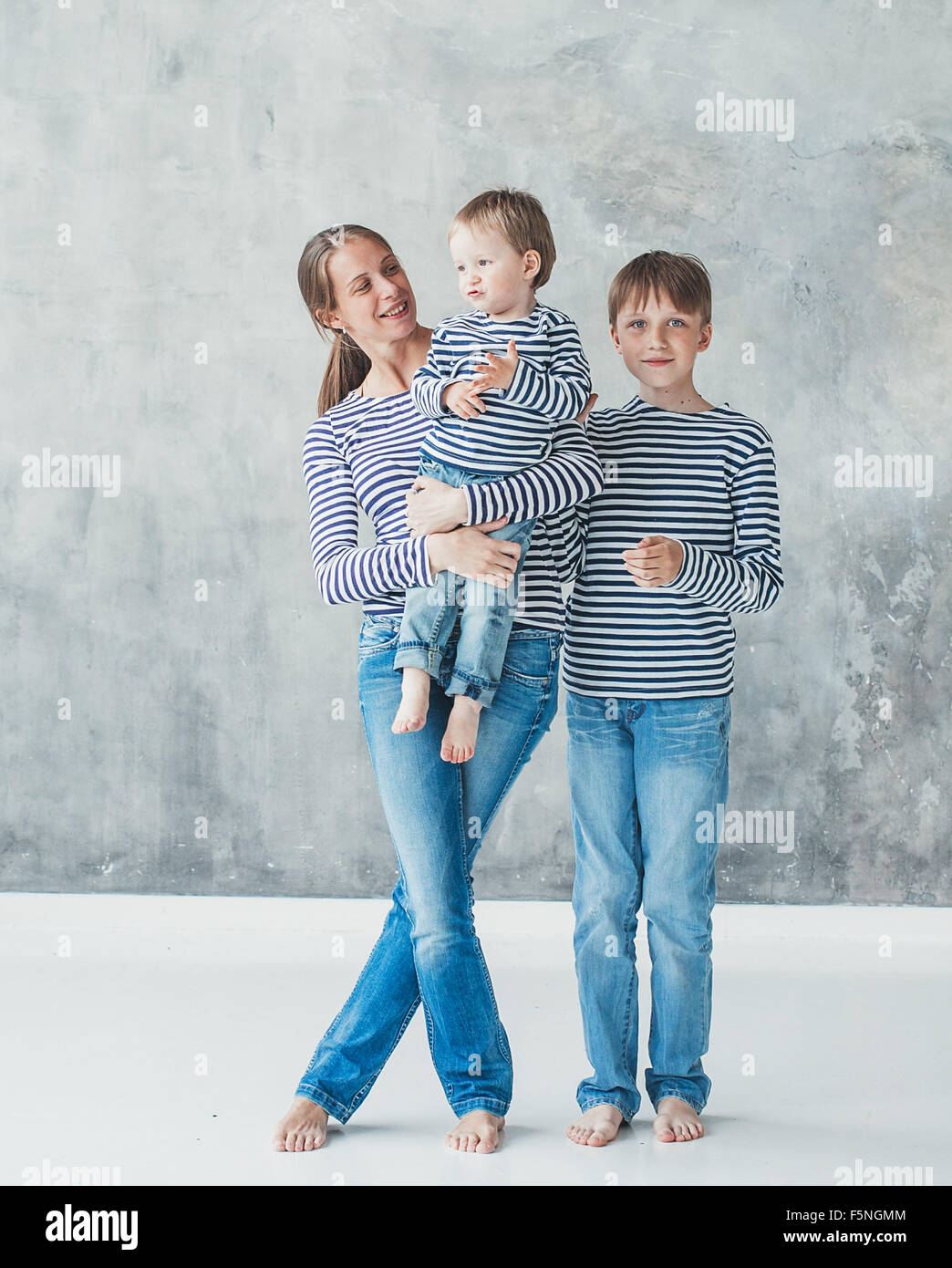 La misma ropa para la familia fotografías e imágenes de alta resolución -  Alamy