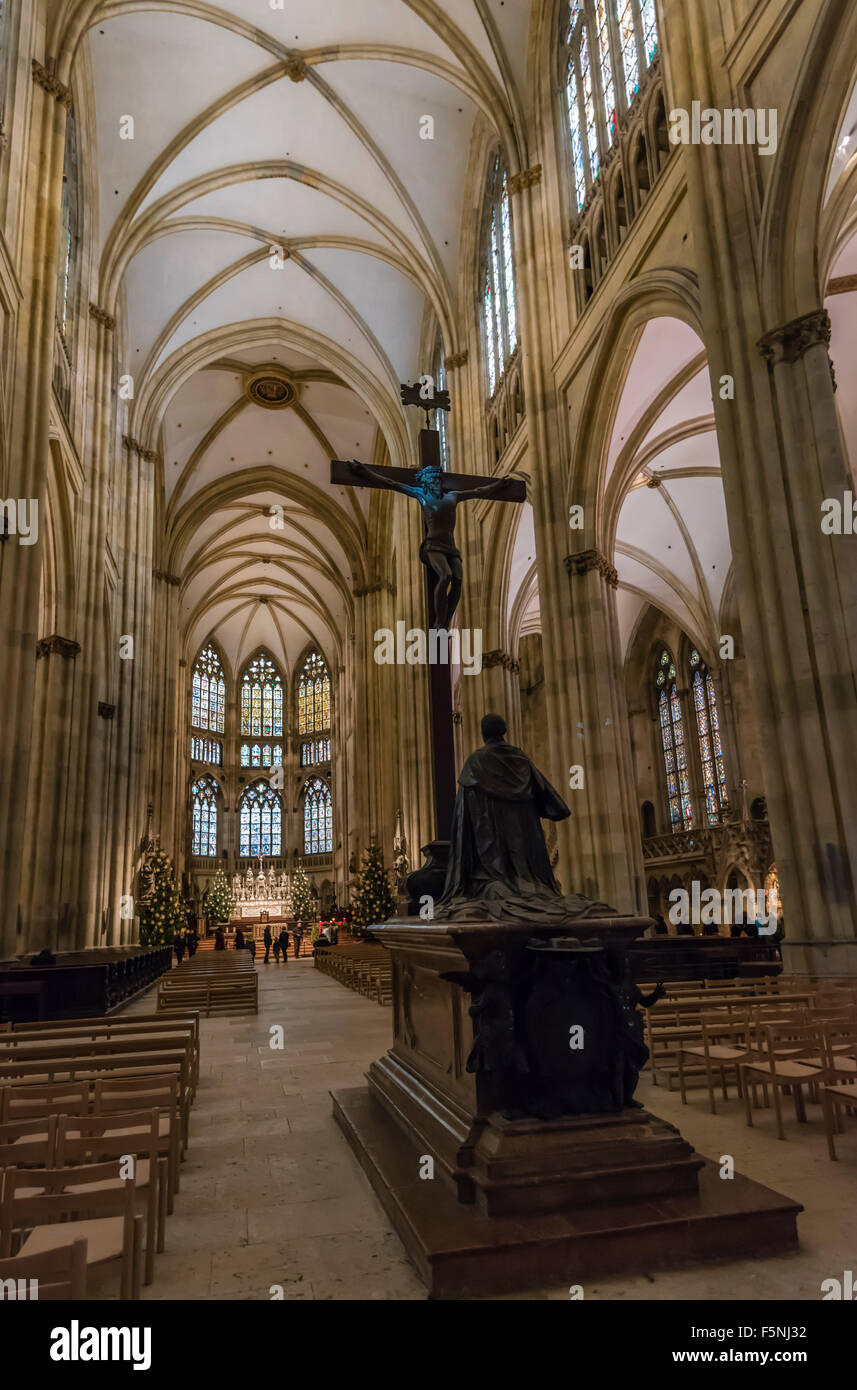 Nave y bóveda de la catedral de Ratisbona (DOM) de San Pedro, de estilo gótico característico de Regensburg, Alemania (Baviera). Foto de stock