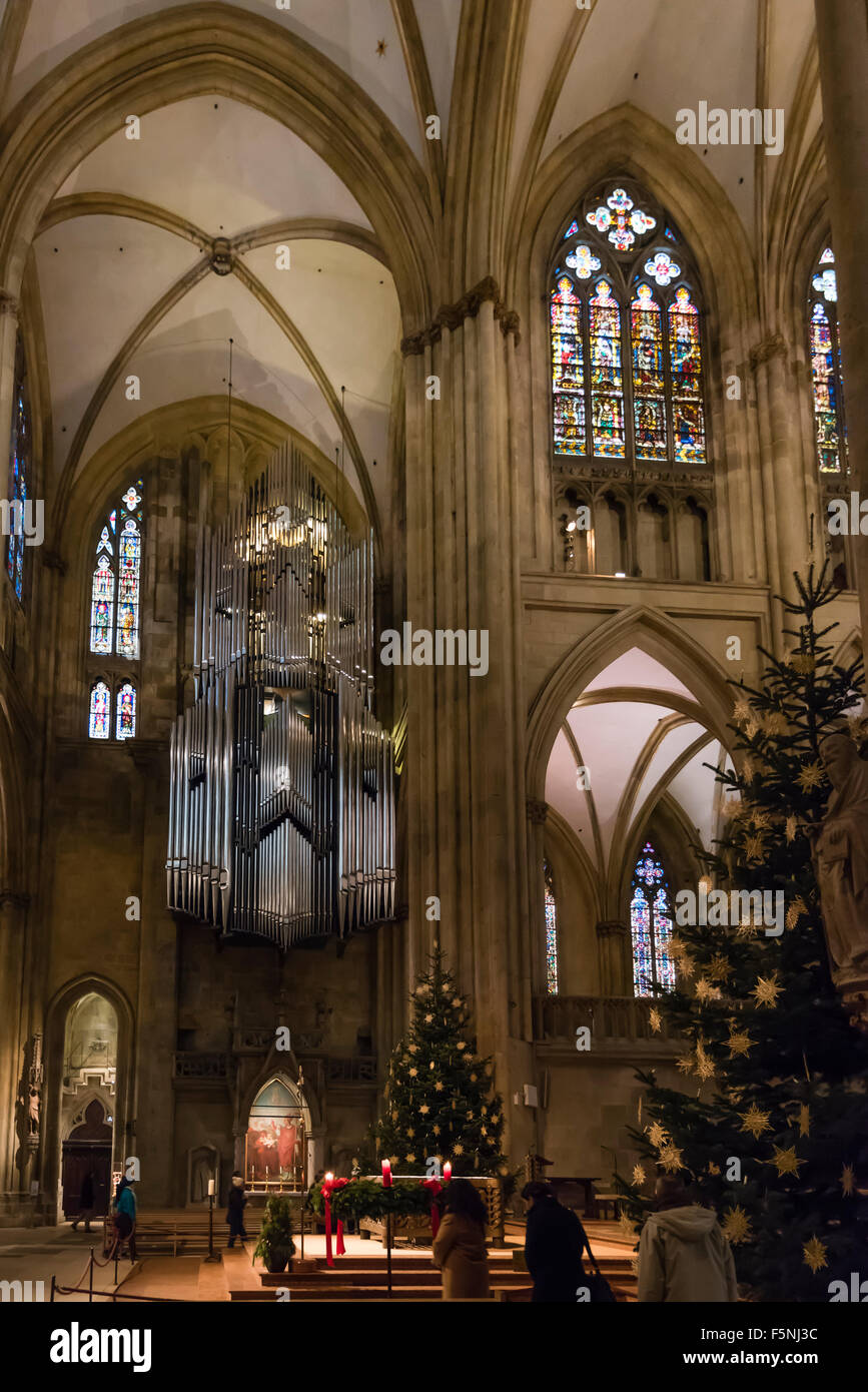 Decoración de Navidad en el interior de la catedral de Ratisbona (DOM) de San Pedro, de estilo gótico característico de Regensburg, Alemania (Baviera). Foto de stock