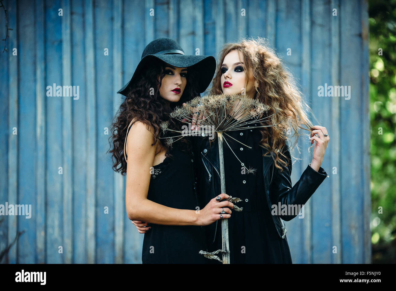 Dos mujeres vintage como brujas, posando delante de una casa abandonada en  vísperas de Halloween Fotografía de stock - Alamy