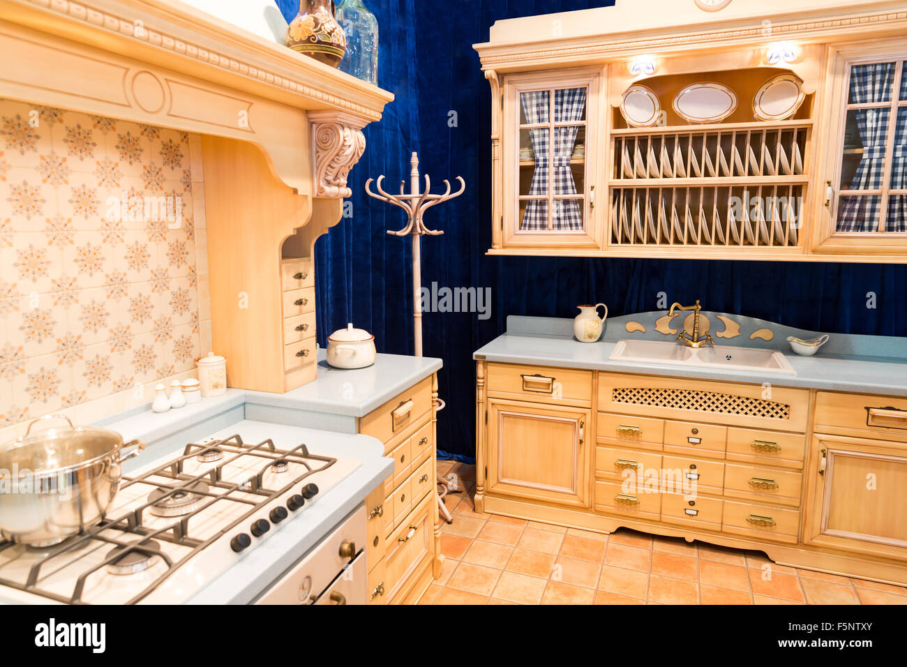 Fregadero de cocina de madera de estilo rústico fotografías e imágenes de  alta resolución - Alamy