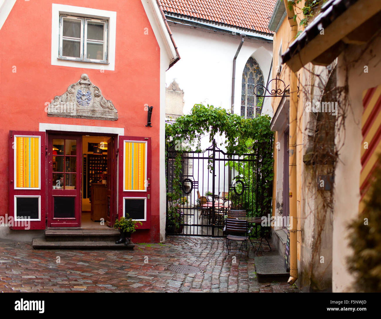 La casa más pequeña, la casa del sacerdote, en el casco antiguo de la ciudad medieval. Tallinn. Estonia. Foto de stock