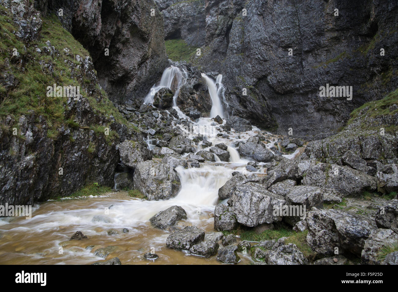 Gordale Scar cascada retratada en noviembre cuando la catarata está en  racha a diferencia del verano, cuando podría ser sólo un goteo Fotografía  de stock - Alamy