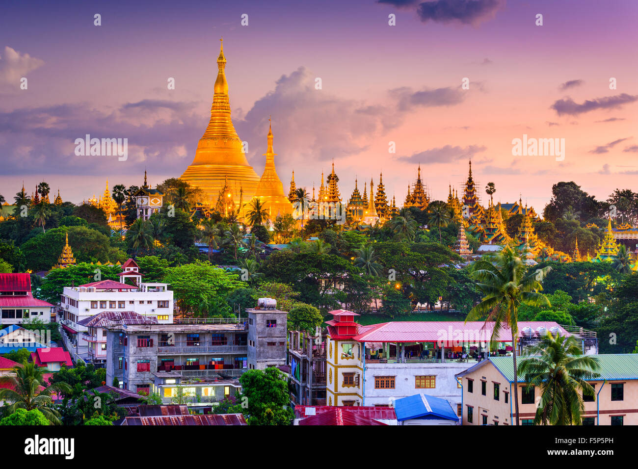 Yangon, Myanmar skyline en la Pagoda Shwedagon. Foto de stock