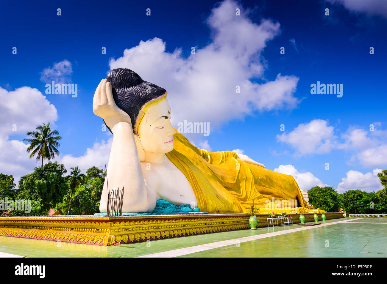 Bago, Myanmar en Mya Tha Lyaung Buda reclinado. Foto de stock