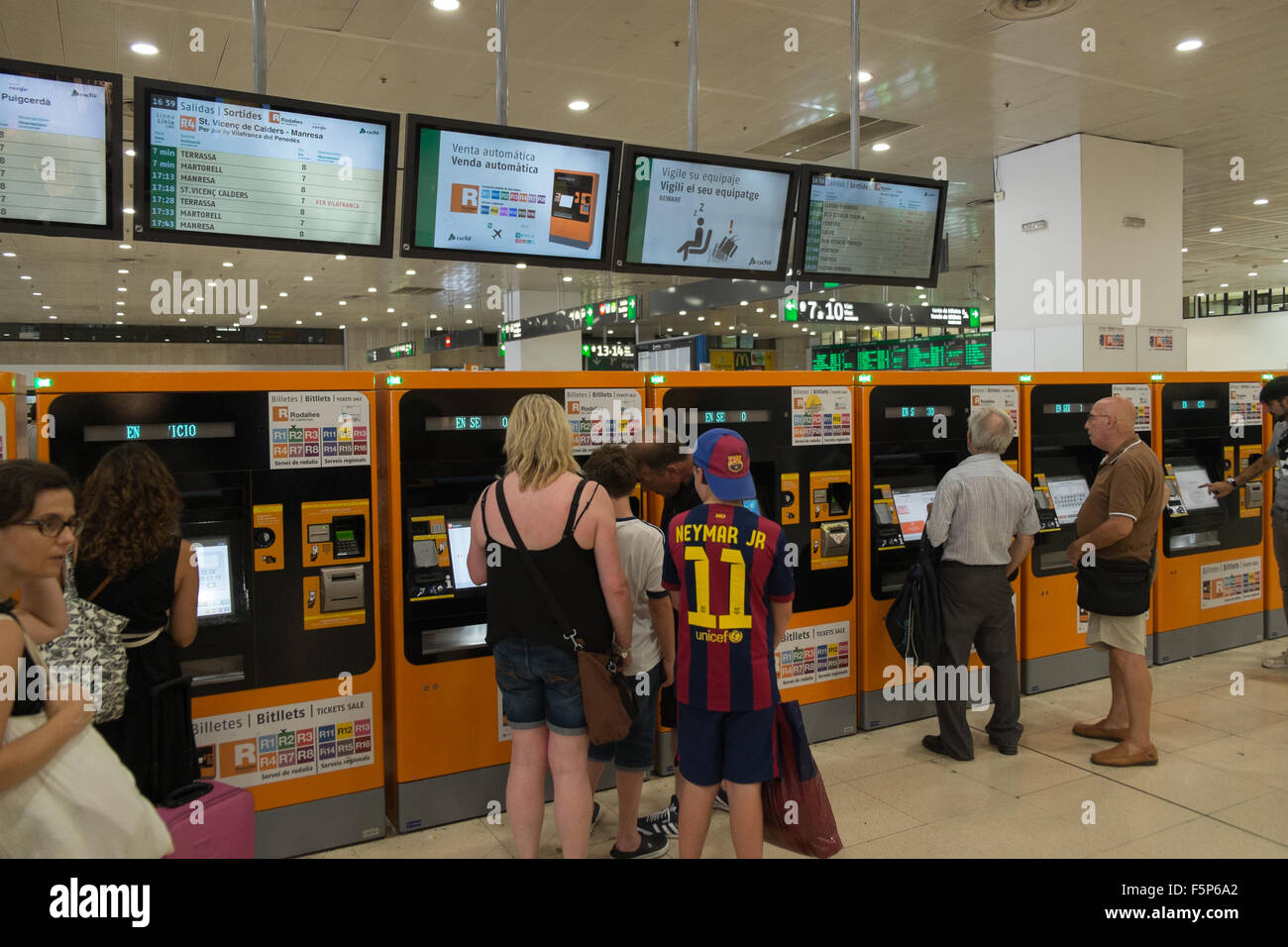 Comprar billete de tren de máquina de billetes en el vestíbulo de alta  velocidad,de Sants, la estación de tren TGV,Barcelona,Cataluña,España  Fotografía de stock - Alamy