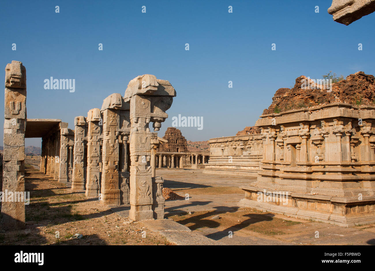 La cúpula del templo y las ruinas de Hampi, Karnataka, Patrimonio de la UNESCO Foto de stock