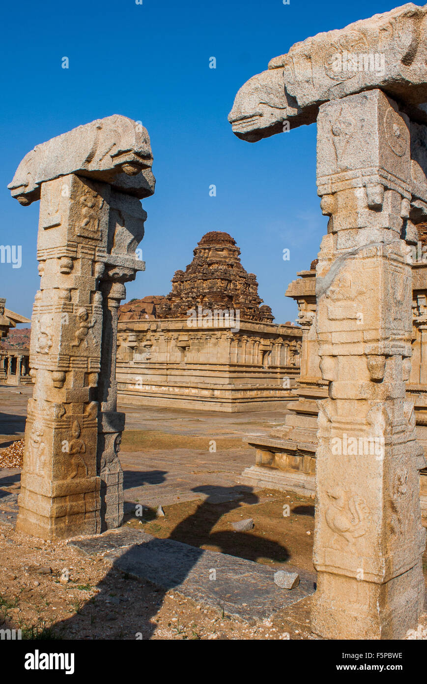 La cúpula del templo en ruinas de Hampi en Karnataka, India Foto de stock