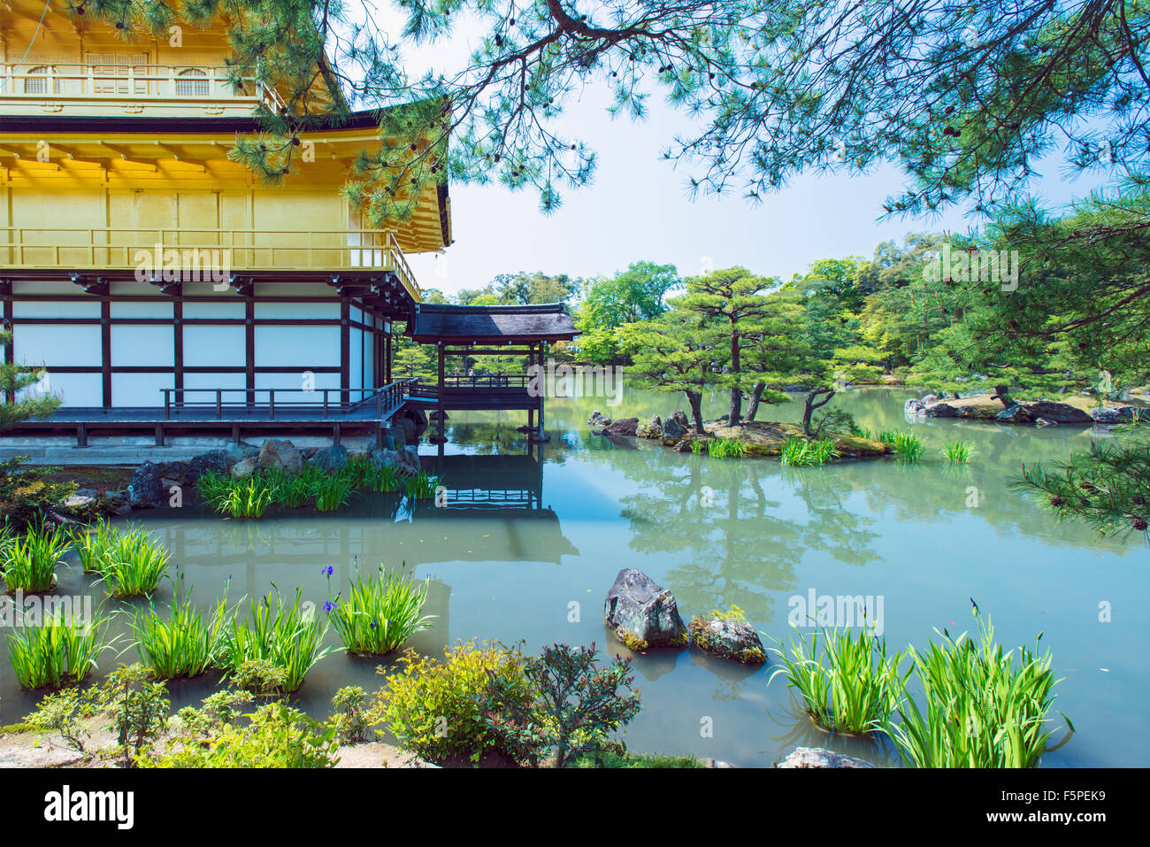La parte trasera y la cubierta de pesca del Templo Kinkaku-ji, Pabellón Dorado en Kioto en un día soleado de Japón Foto de stock