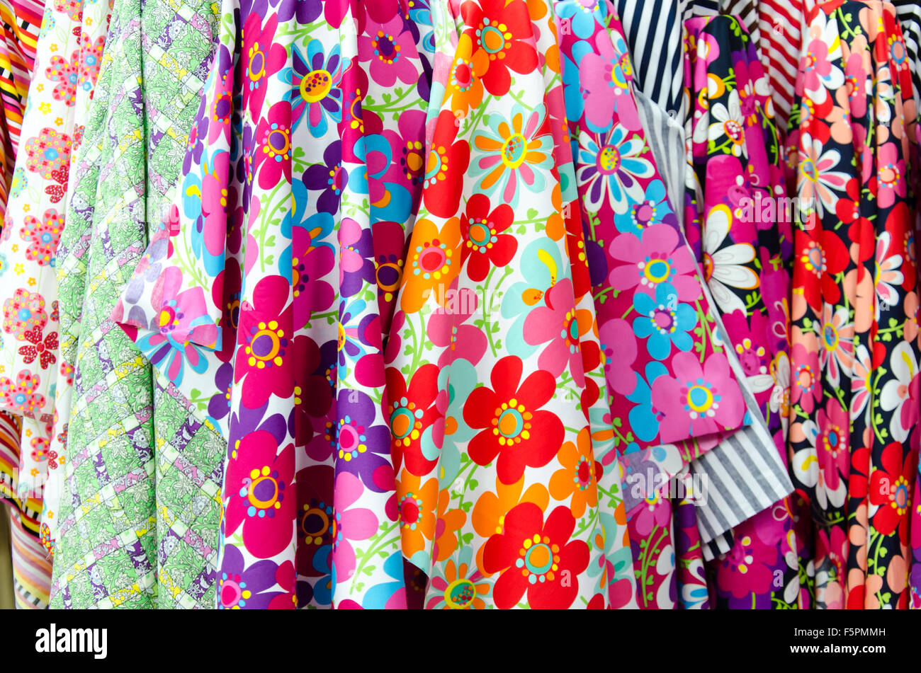 Rollos de coloridas telas estampadas en venta en un mercado Fotografía de  stock - Alamy