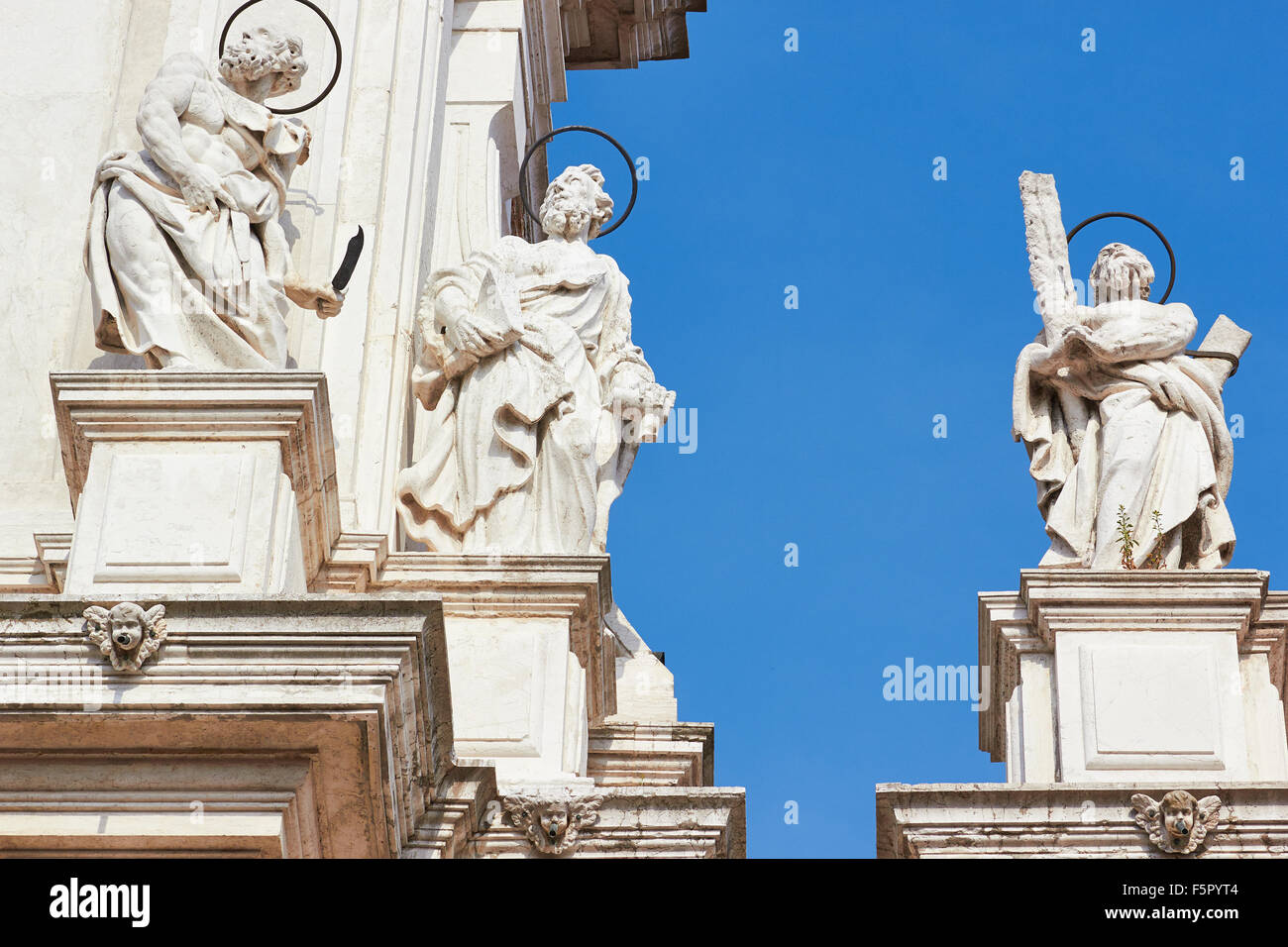 Estatuas de tres de los Apóstoles sobre la fachada de la Chiesa di Santa Maria Assunta conocido como I Gesuiti Cannarego Venecia Veneto Italia Foto de stock
