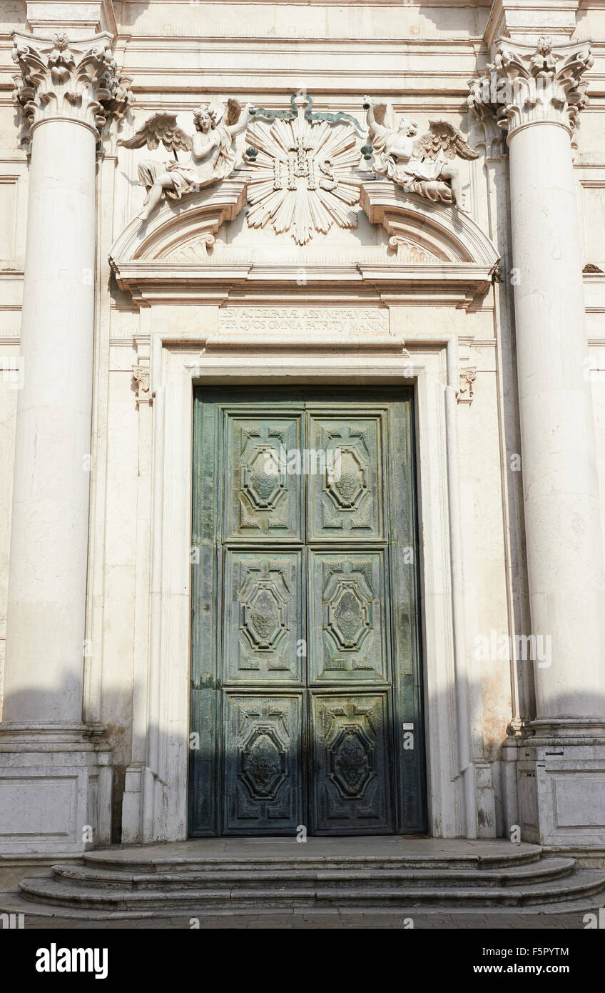 Puertas gigantes en el Barroco Chiesa di Santa Maria Assunta conocido como I Gesuiti Cannaregio Venecia Veneto Italia Europa Foto de stock