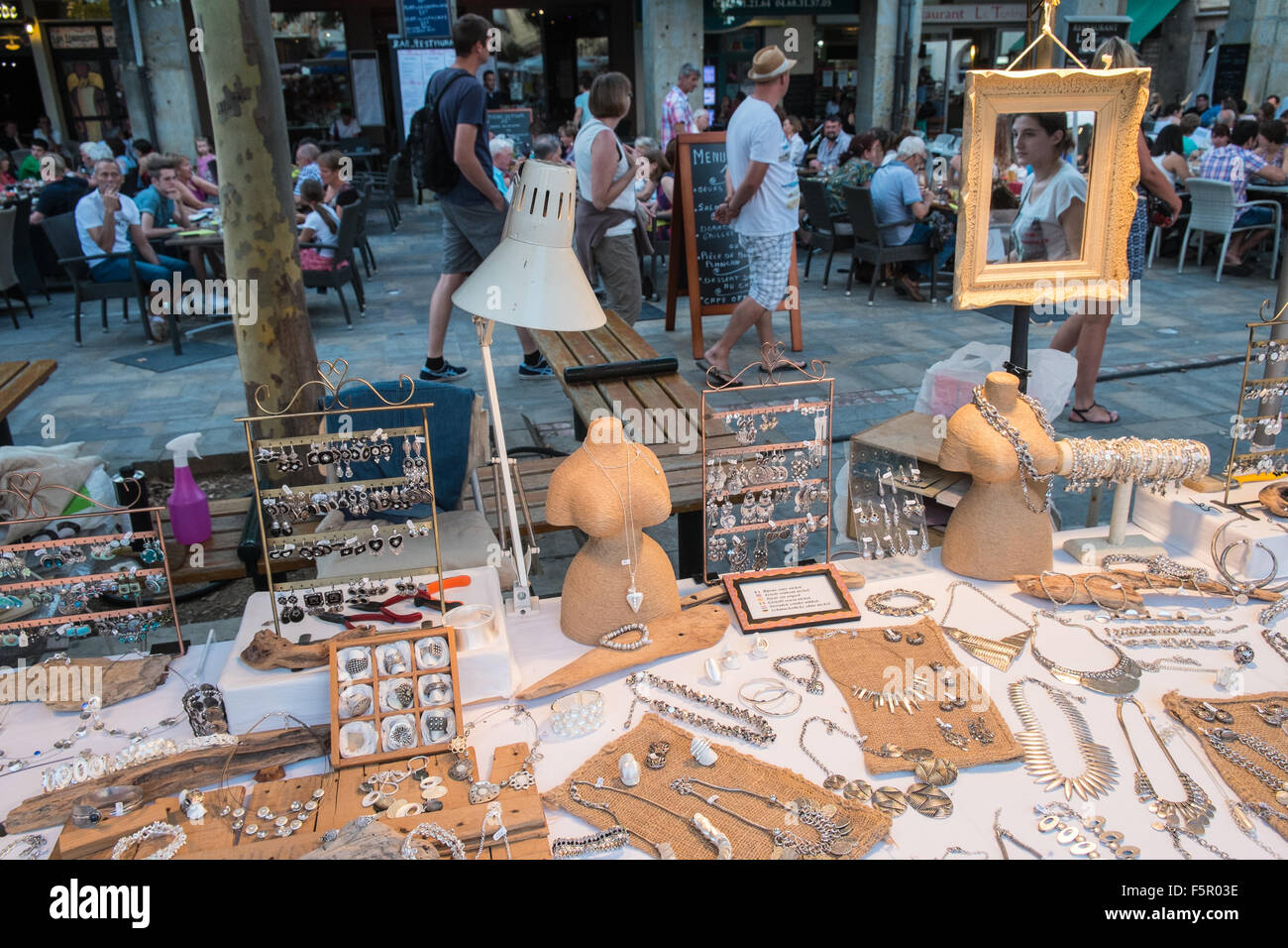 Joyas hechas a mano,aretes, collares joyería artesanal,aretes, collares  para la venta en el stand los días de mercado en Limoux Fotografía de stock  - Alamy