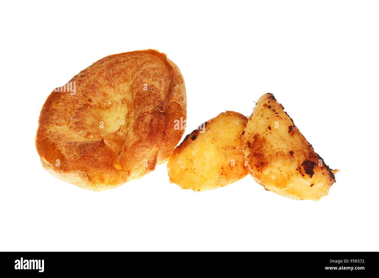 Yorkshire pudding y dos patatas asadas aislado contra un blanco Foto de stock