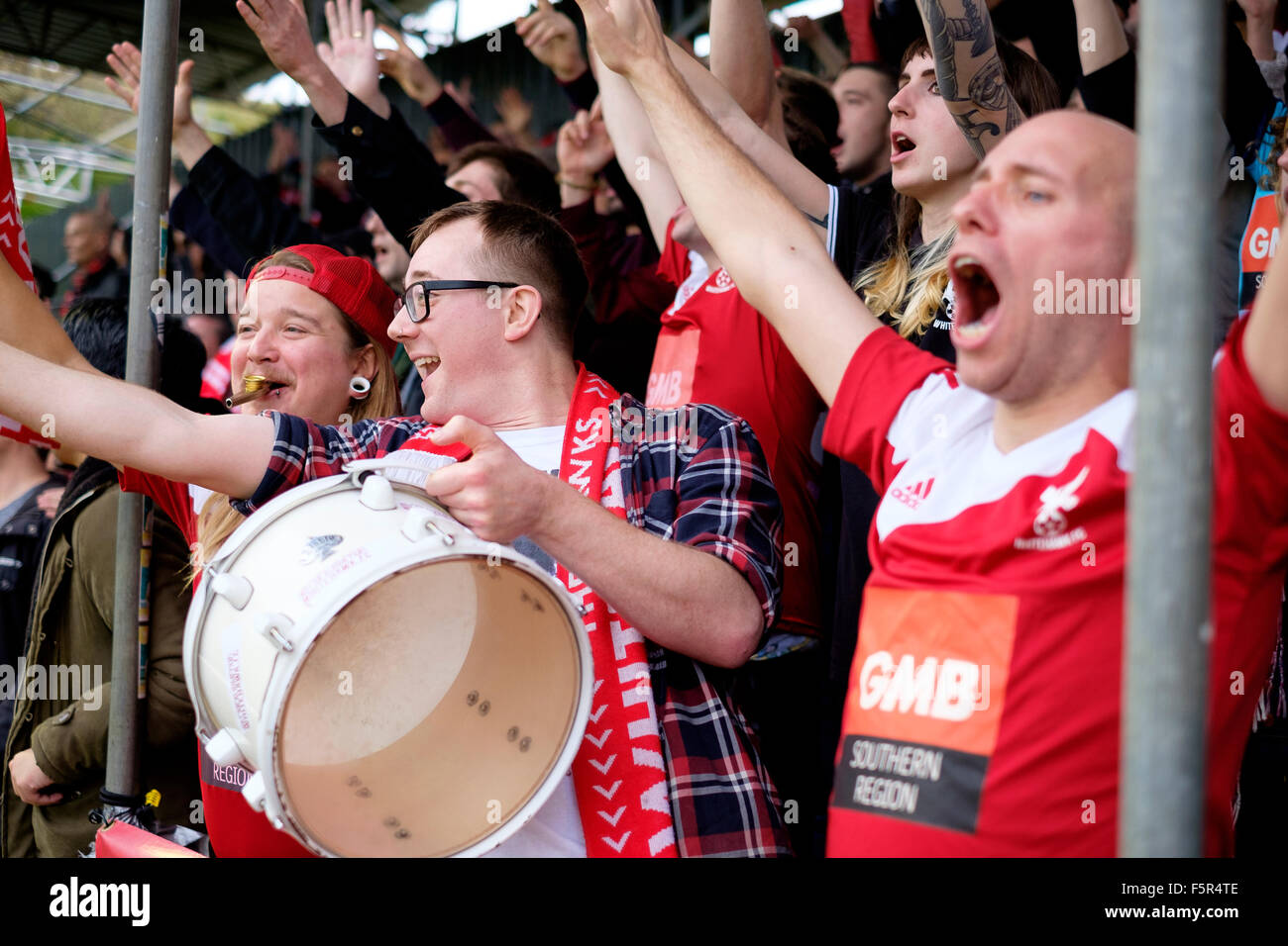 Brighton, Reino Unido. 8 de noviembre de 2015. La no-liga Whitehawk FC que juega en la Liga Nacional Sur beat Lincoln City desde el tramo superior para ir a la segunda ronda de la Copa FA de los Emiratos. "Los ultras", Whitehawk más fervientes seguidores, bombardearon un drum beat continua a lo largo del juego. Crédito: Scott Hortop/Alamy Live News Foto de stock