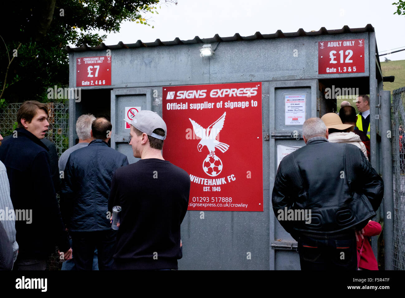 Brighton, Reino Unido. 8 de noviembre de 2015. Las escenas de muchedumbre en los torniquetes antes del partido como de la no-liga Whitehawk FC que juega en la Liga Nacional Sur beat Lincoln City desde el tramo superior para ir a la segunda ronda de la Copa FA de los Emiratos. Crédito: Scott Hortop/Alamy Live News Foto de stock