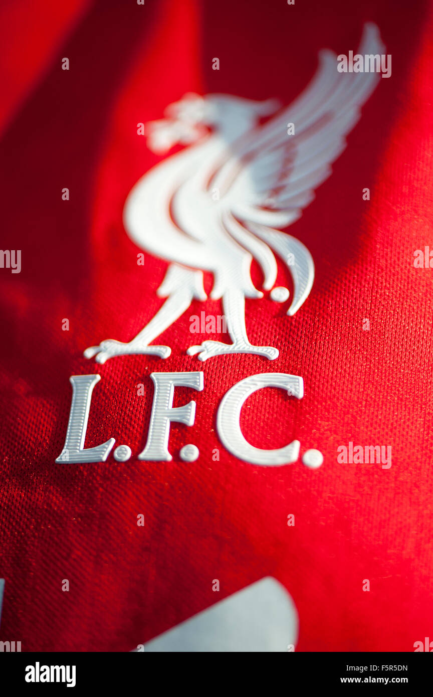 Hígado pájaro sobre la camiseta de un club de fútbol Liverpool camiseta de réplicas. Foto de stock