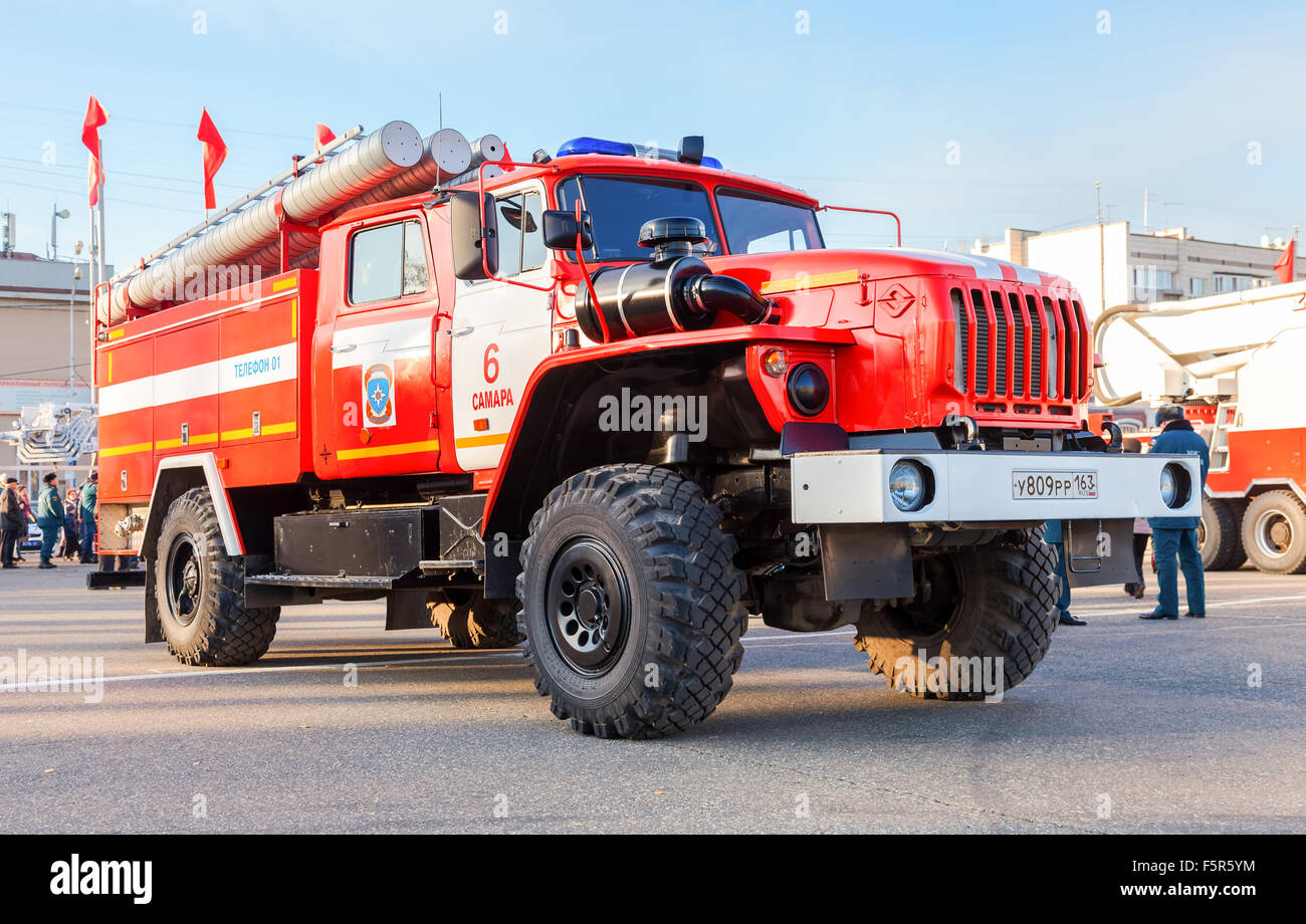 camion-de-bomberos-rojo-emercom-de-rusia-estacionado-en-la-plaza-central-f5r5ym.jpg