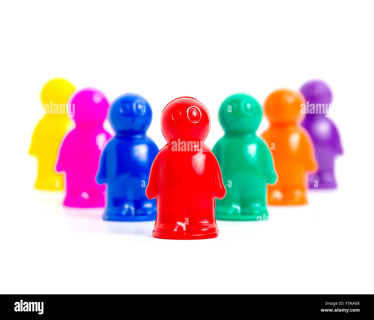 Liderazgo - colorido pueblo de juguete con grupo líder en frente de Foto de stock