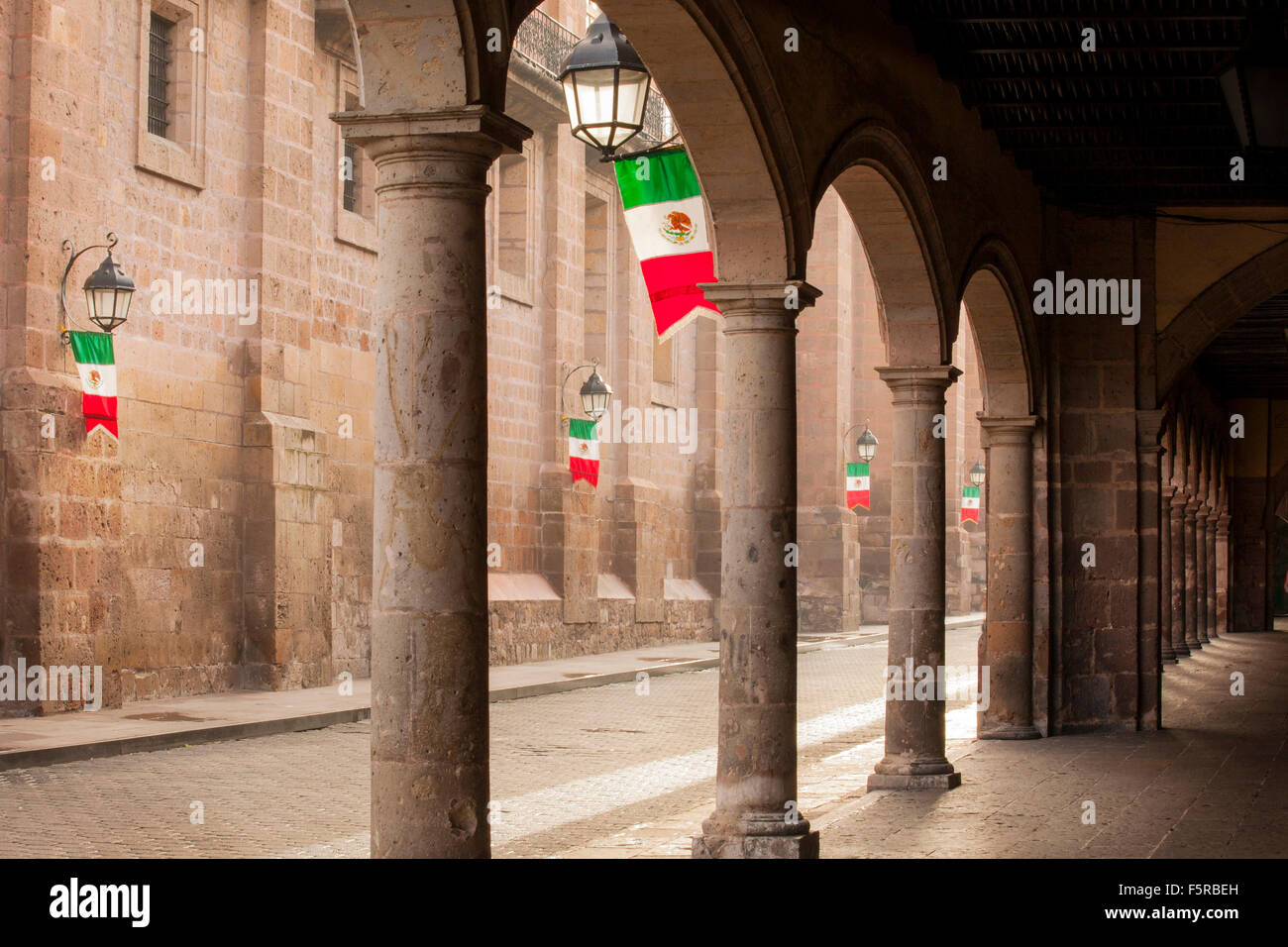 Los arcos y banderas mexicanas en el centro histórico de Morelia