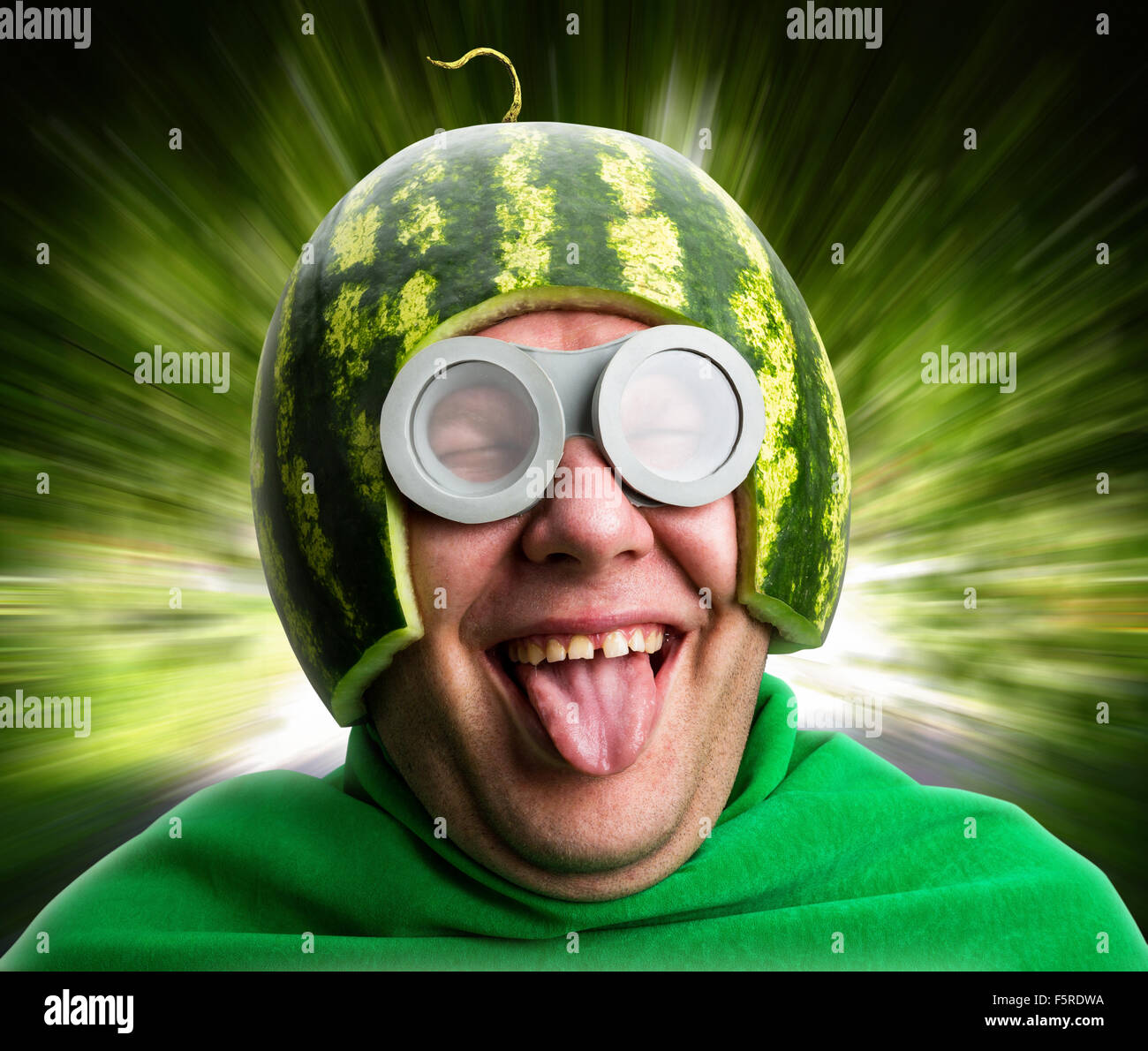 Gracioso Hombre con casco de sandía y googles parece una oruga parasitaria  Fotografía de stock - Alamy