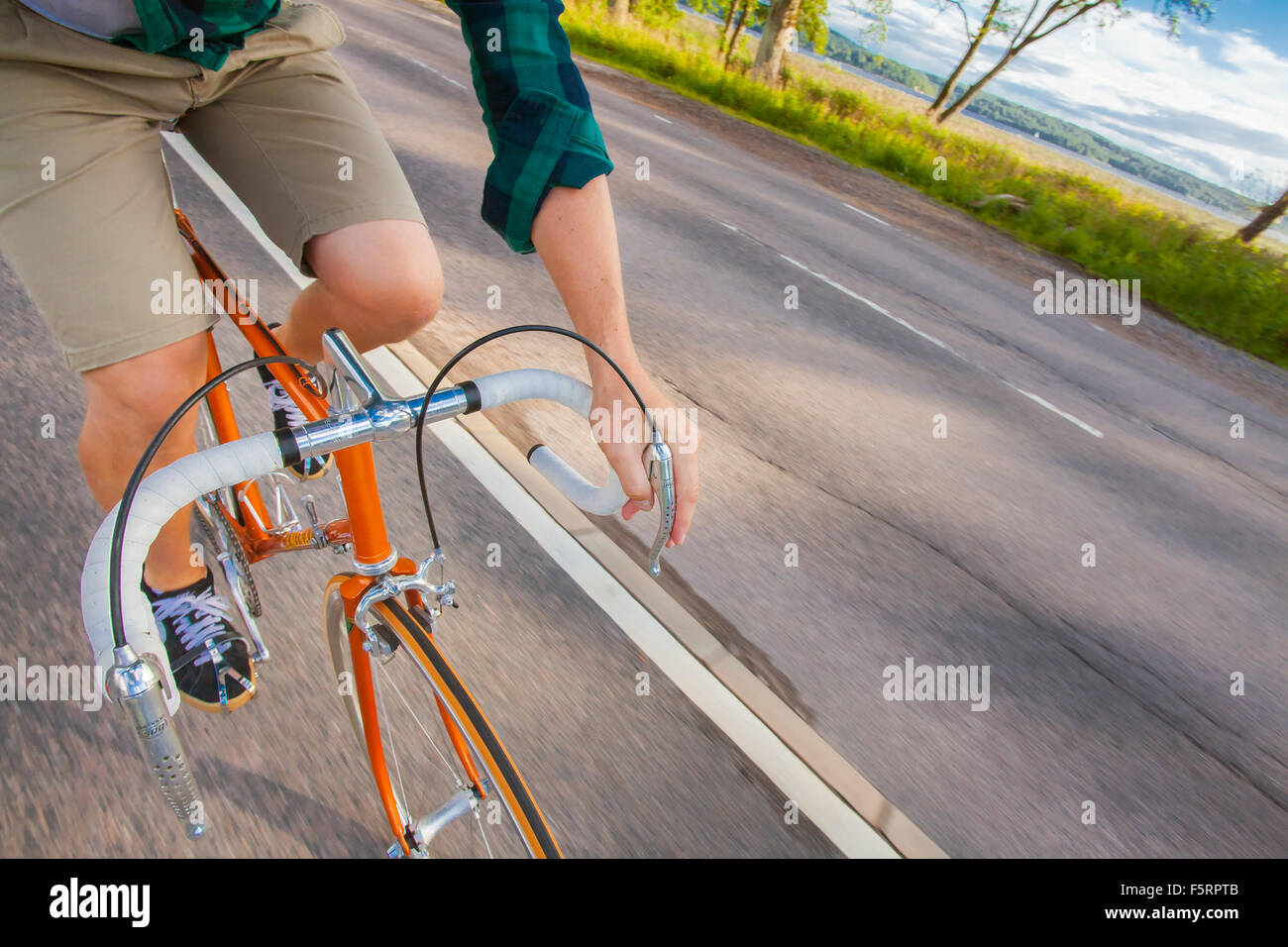 Suecia, Vastergotland, Lerum, hombre ciclismo Foto de stock