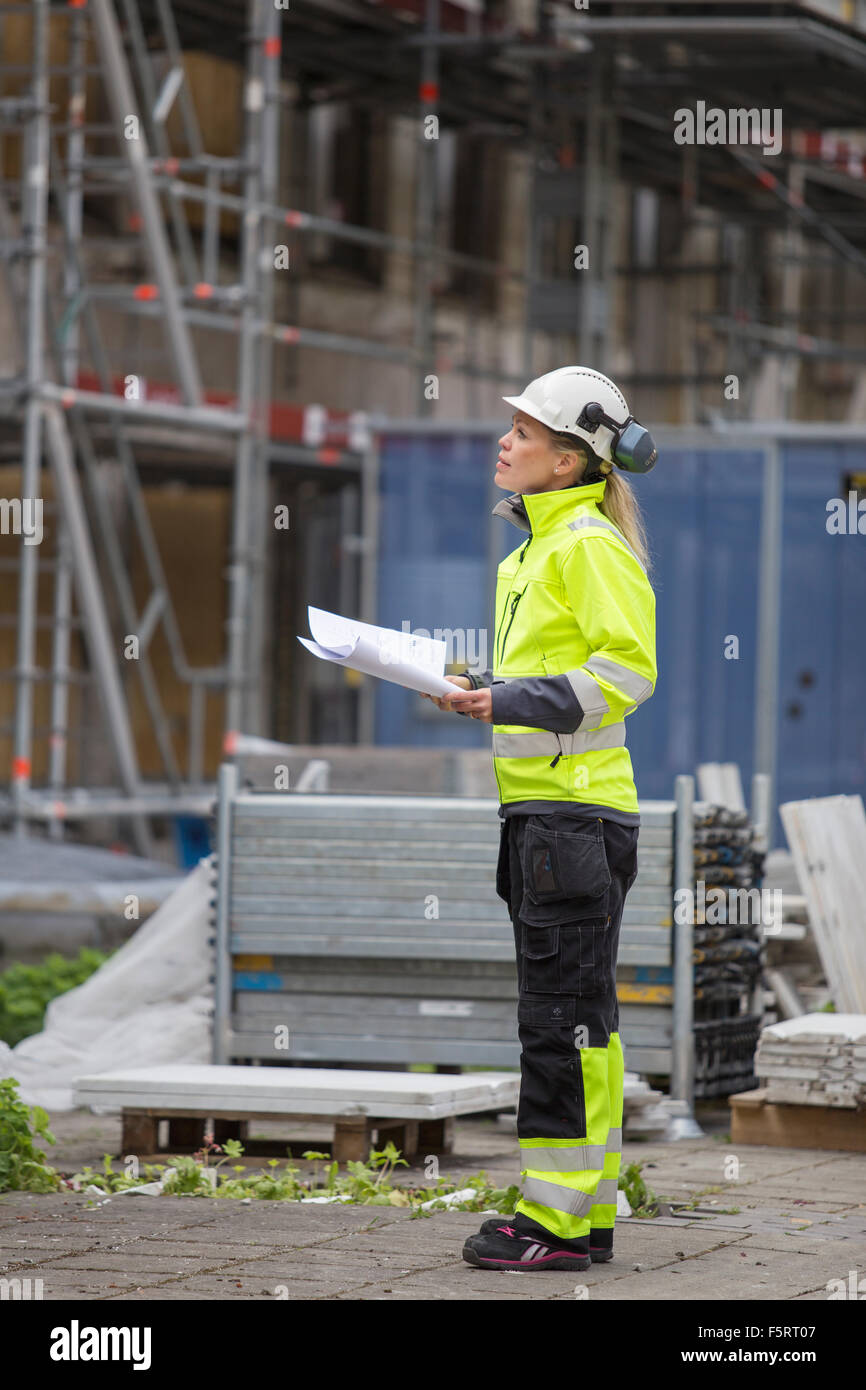 Suecia, Vastergotland, trabajador de la construcción buscando sitio en construcción Foto de stock