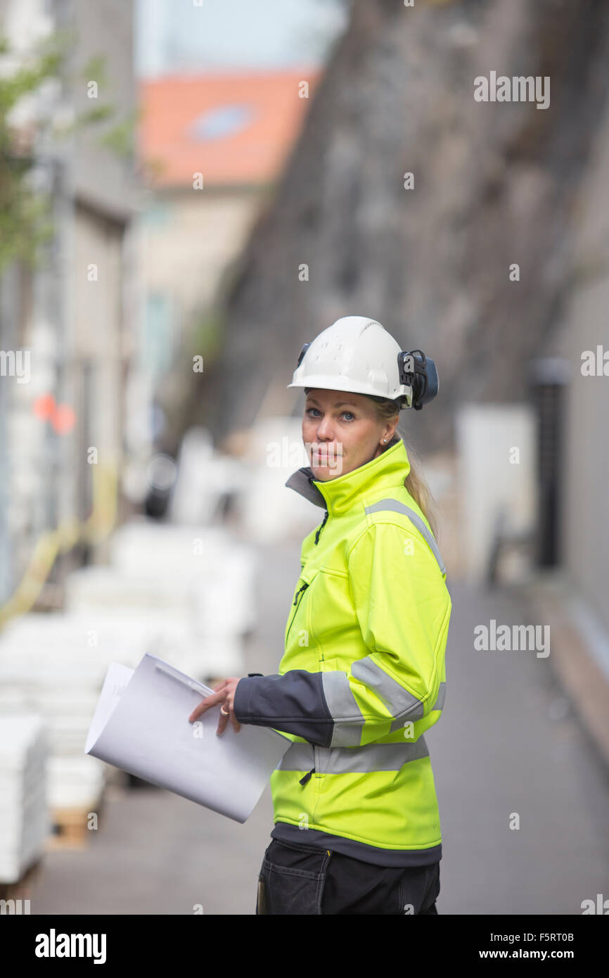 Suecia, Vastergotland, trabajador de la construcción con planos Foto de stock