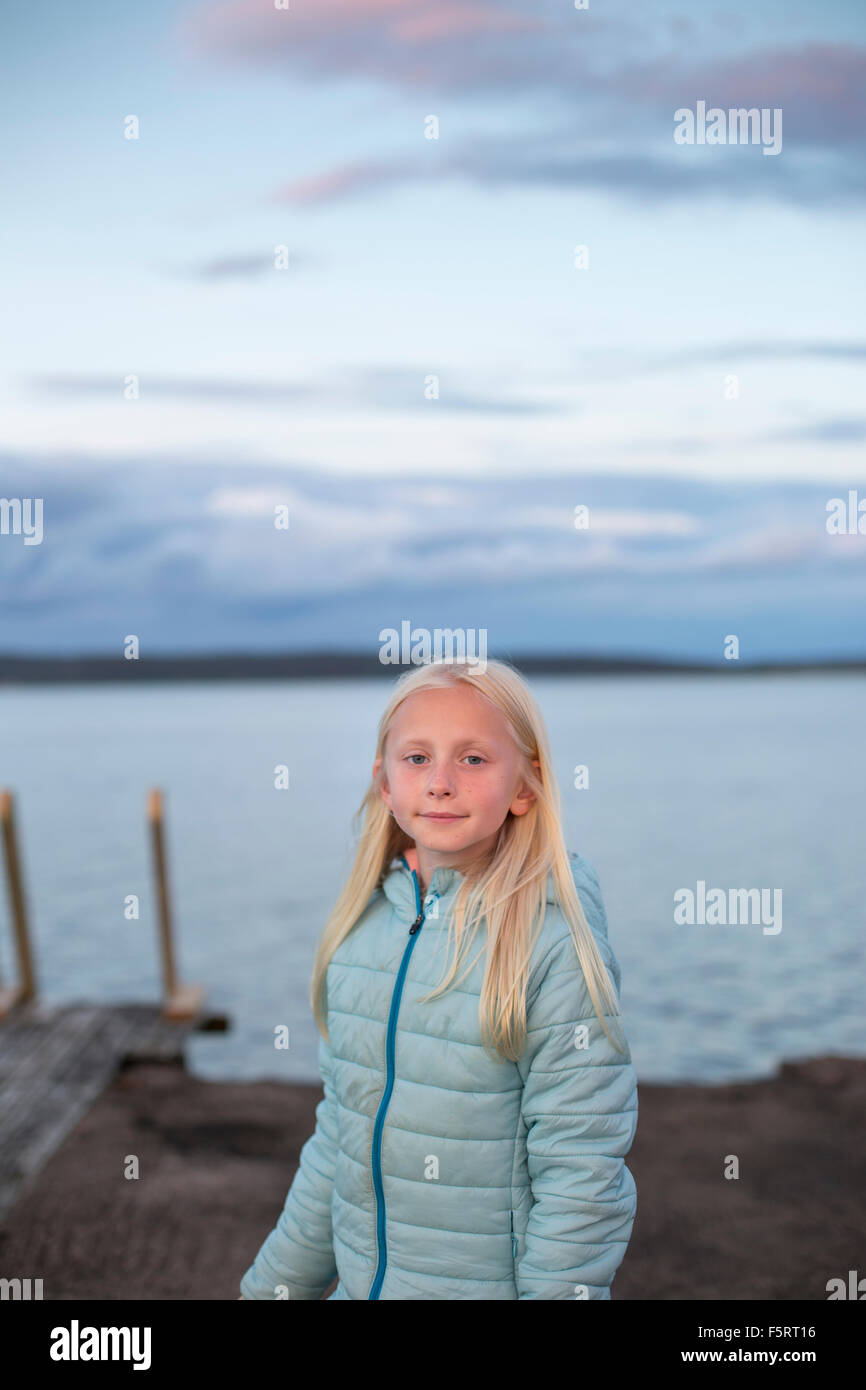 Suecia, Halland, Onsala, Retrato de niña (10-11) frente al lago de Foto de stock