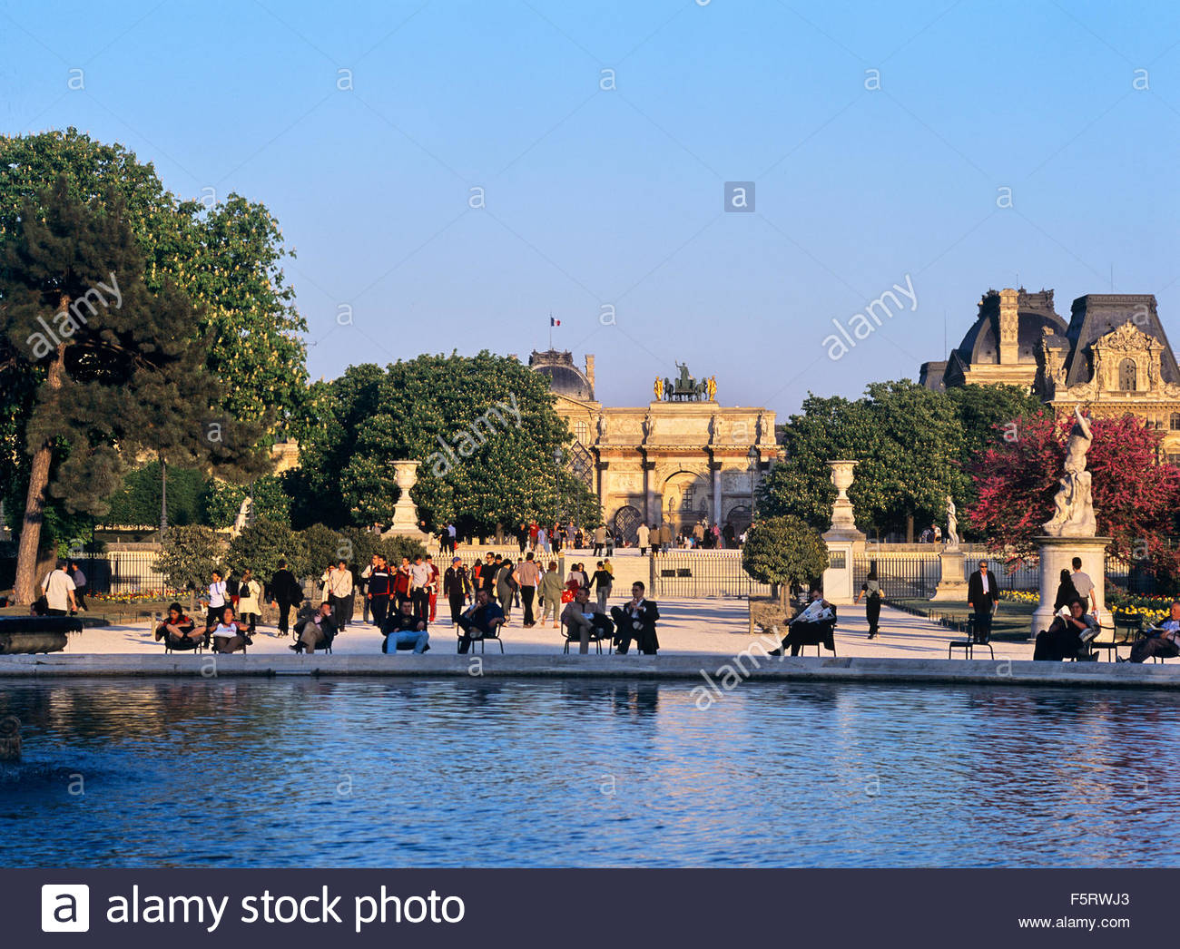 Los parisinos leer, relajarse y pasear por el Grand Bassin, estanque Jardin des Tuileries, Paris, Francia. Foto de stock