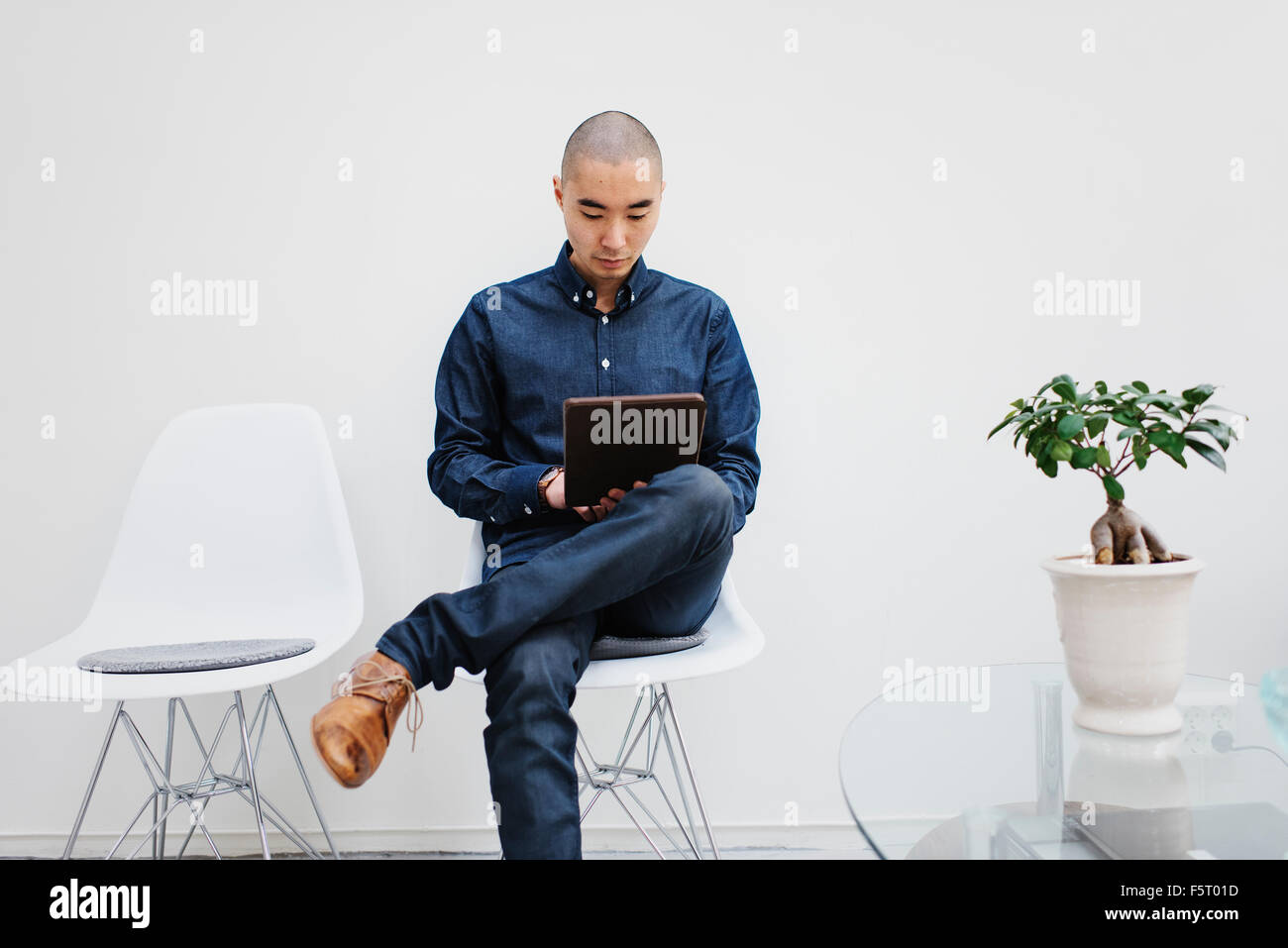 Suecia, Freelancer sentado con tableta digital Foto de stock