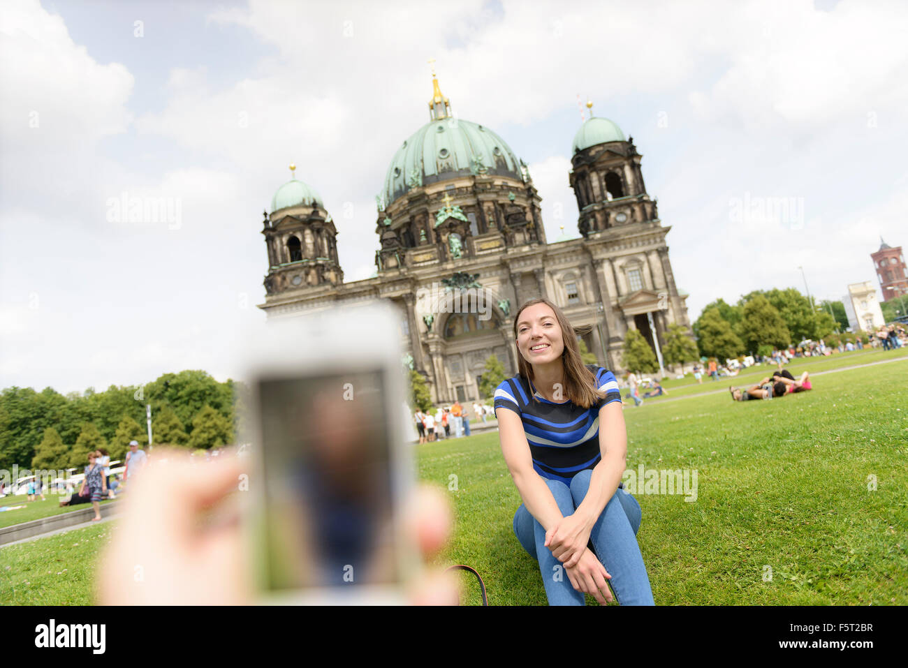 Alemania, Berlín, Mujer posando delante de Berliner Dom Foto de stock