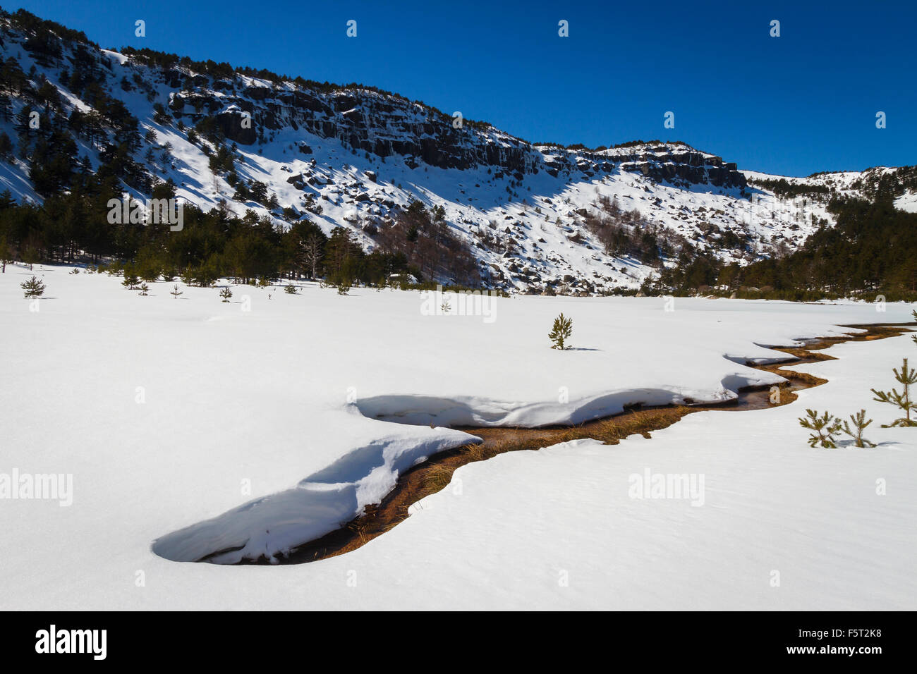 Montañas nevadas y el lago congelado en la naturaleza. Foto de stock