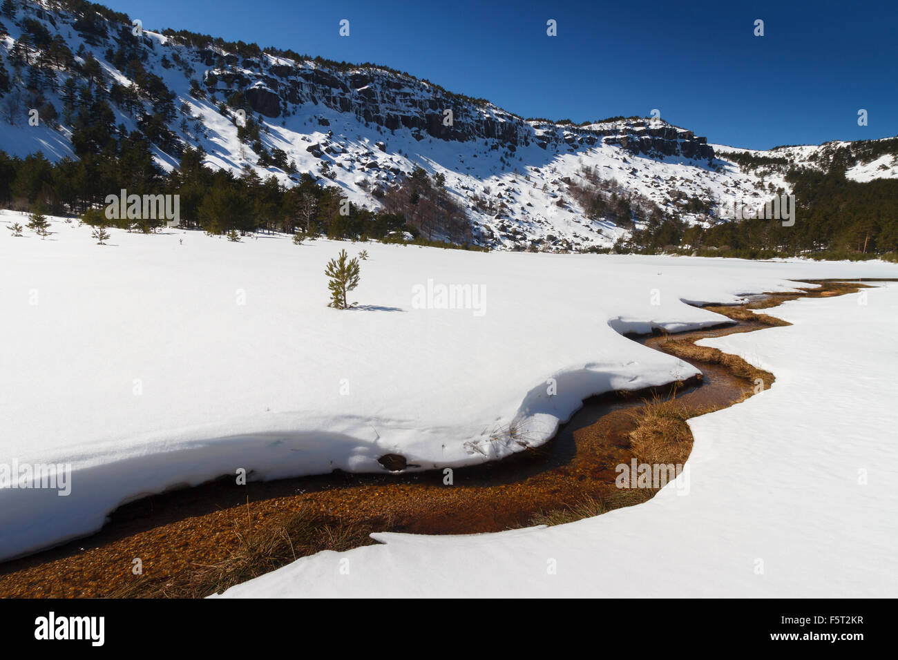 Montañas nevadas y el lago congelado en la naturaleza. Foto de stock