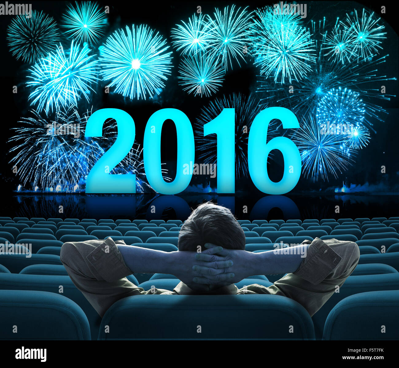 Año nuevo 2016 de fuegos artificiales en un cine con pantalla grande Foto de stock