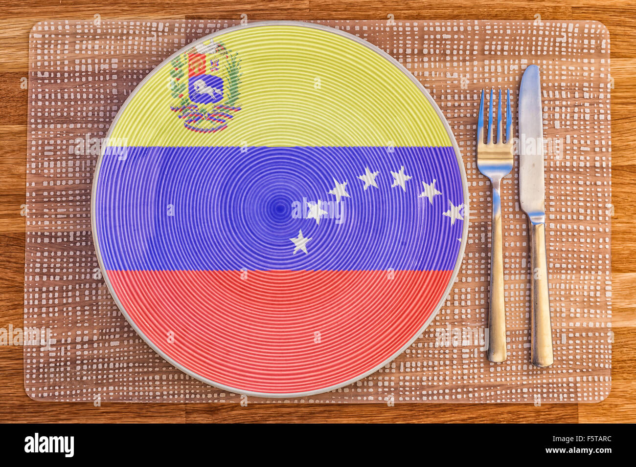 Plato con la bandera de Venezuela por su comida y bebida internacional conceptos. Foto de stock
