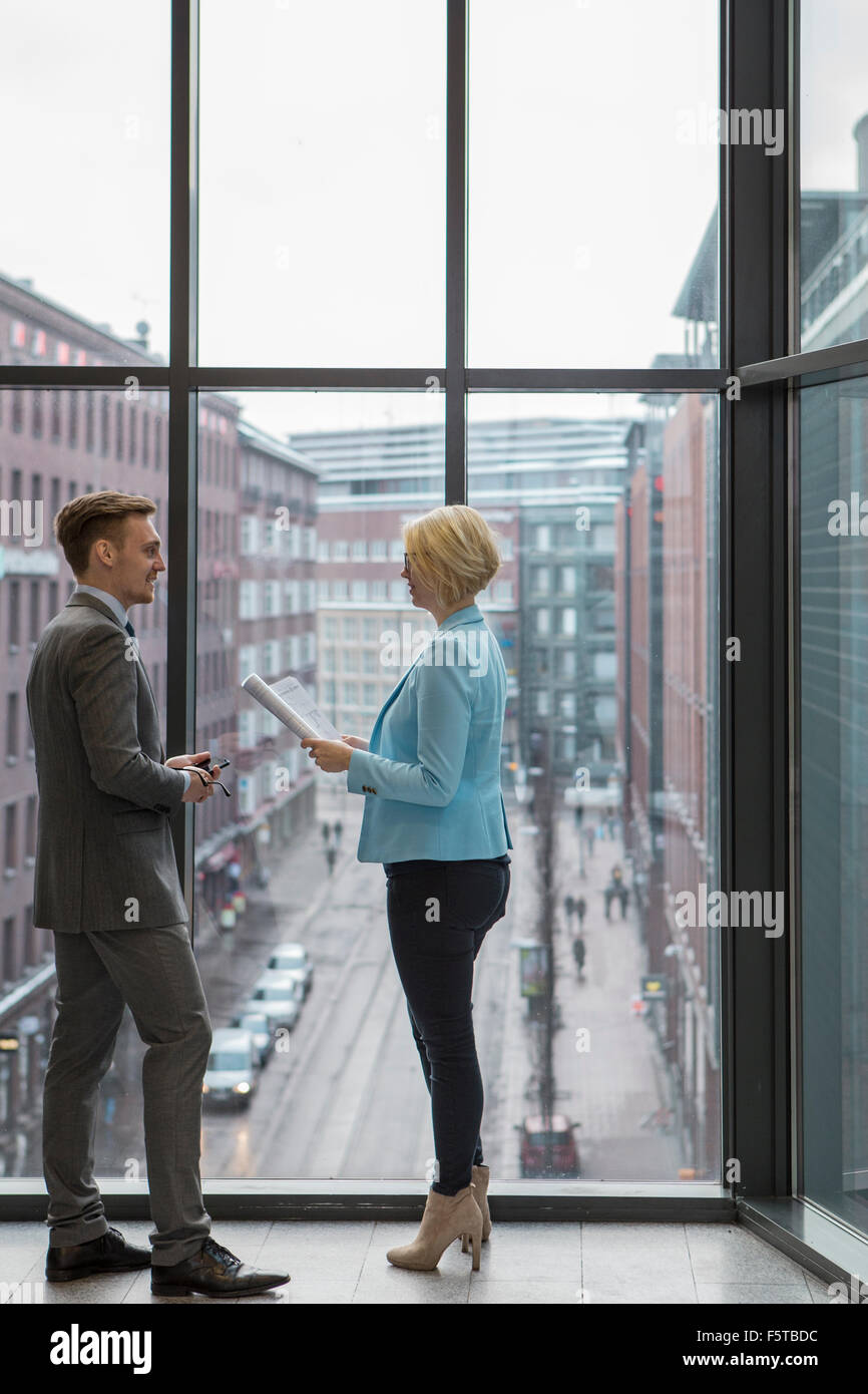 Finlandia, Helsinki, empresarios discutiendo por la ventana de proyecto Foto de stock