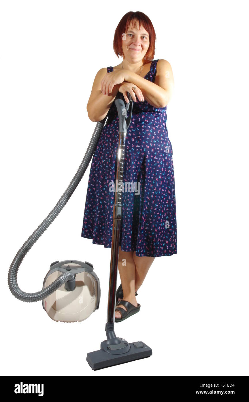 Los quehaceres domésticos - pasar la aspiradora. Mujer con una aspiradora sobre un fondo blanco, aislado. Foto de stock