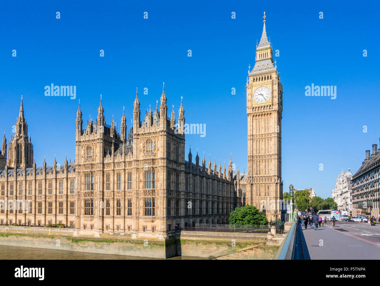 Las Casas del Parlamento, el Big Ben y Westminster Bridge sobre el río Támesis City de Londres Inglaterra GB UK Europa Foto de stock