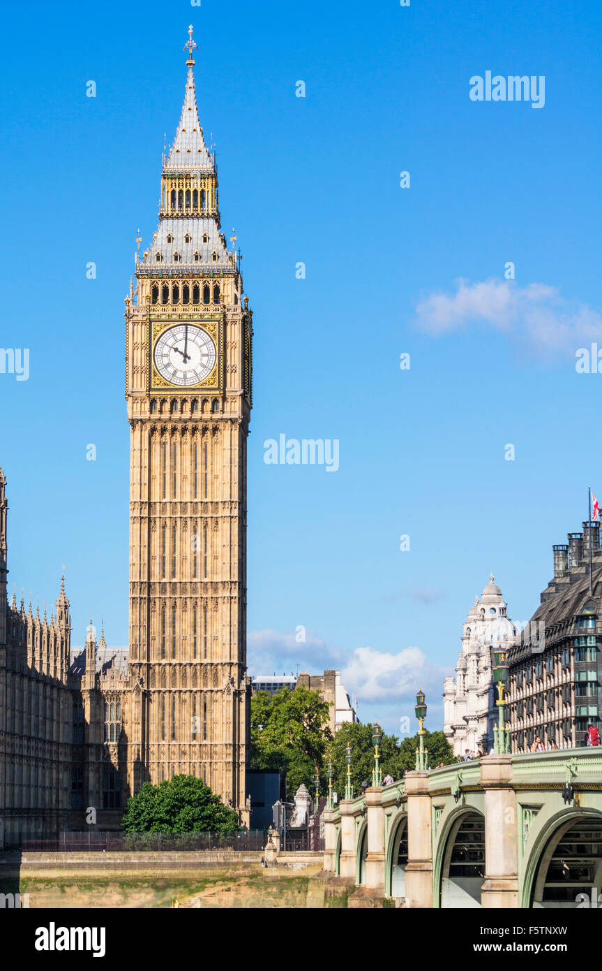 La torre del reloj del Big Ben a lo largo de Westminster Bridge City de Londres Inglaterra GB UK EU Europa Foto de stock