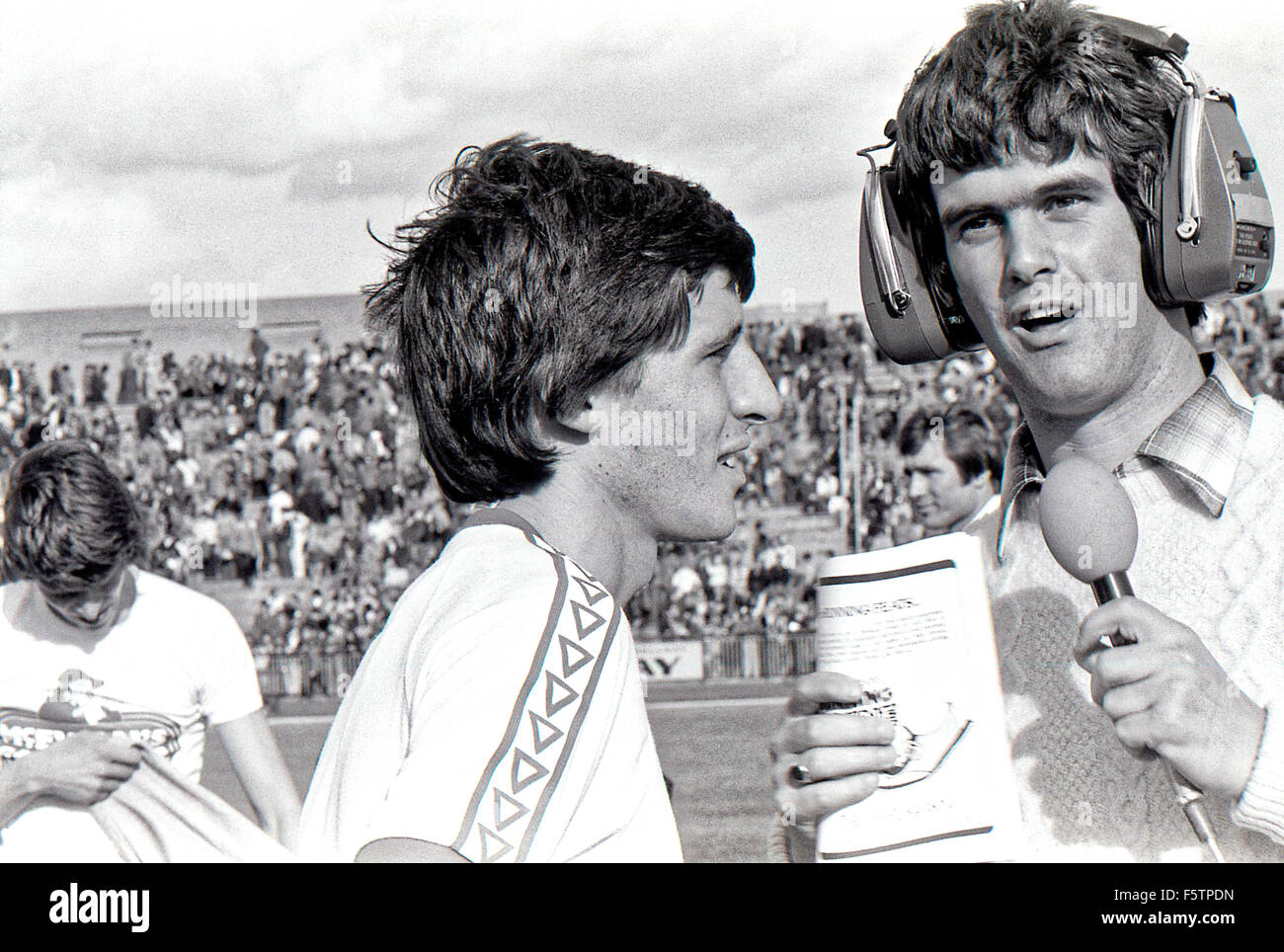 Sebastian Coe, siendo entrevistado en el Gateshead Mcewan Games en el 1970 Foto de stock