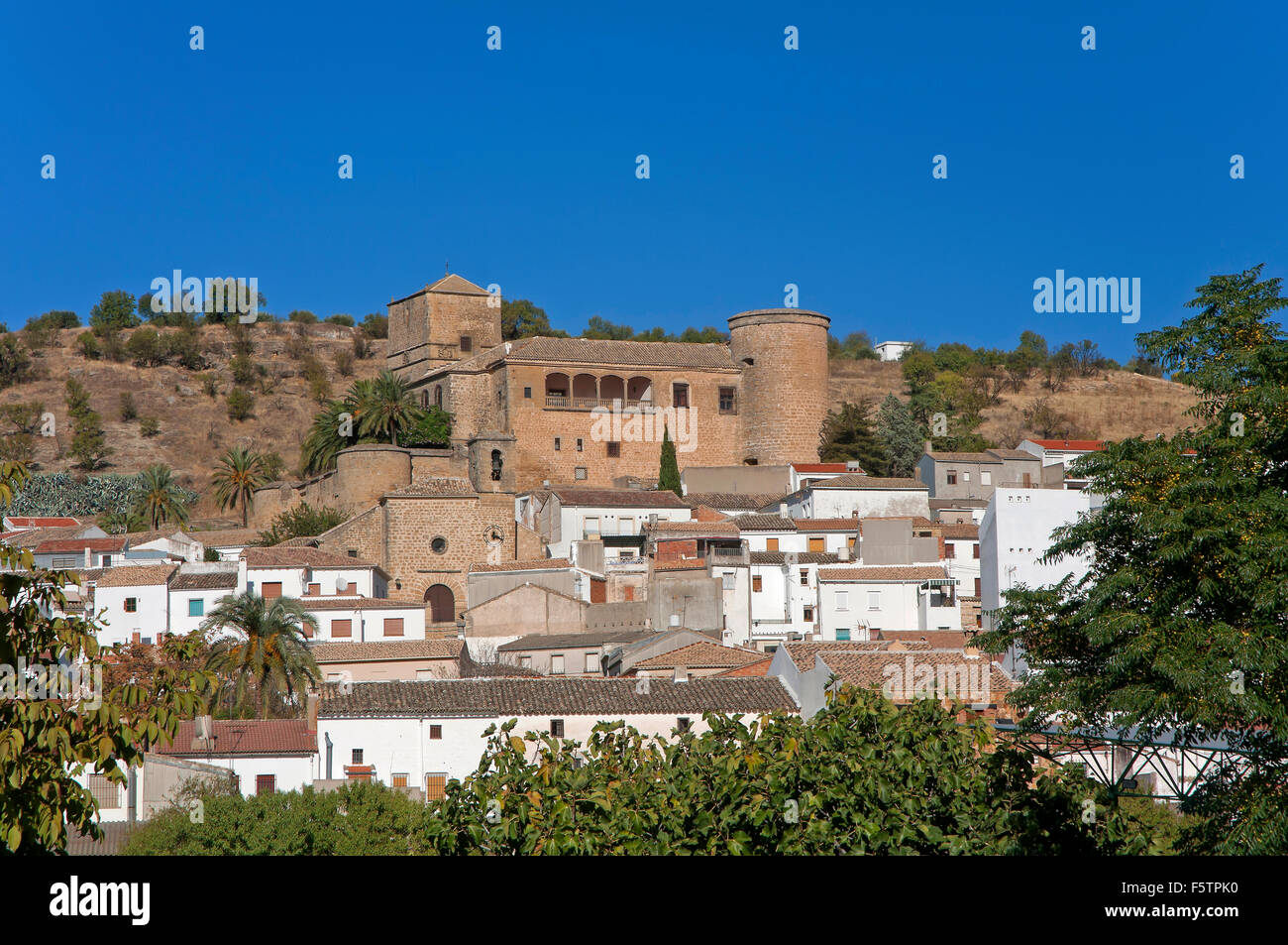Y la ciudad, el Castillo de Canena, provincia de Jaén, en la región de Andalucía, España, Europa Foto de stock
