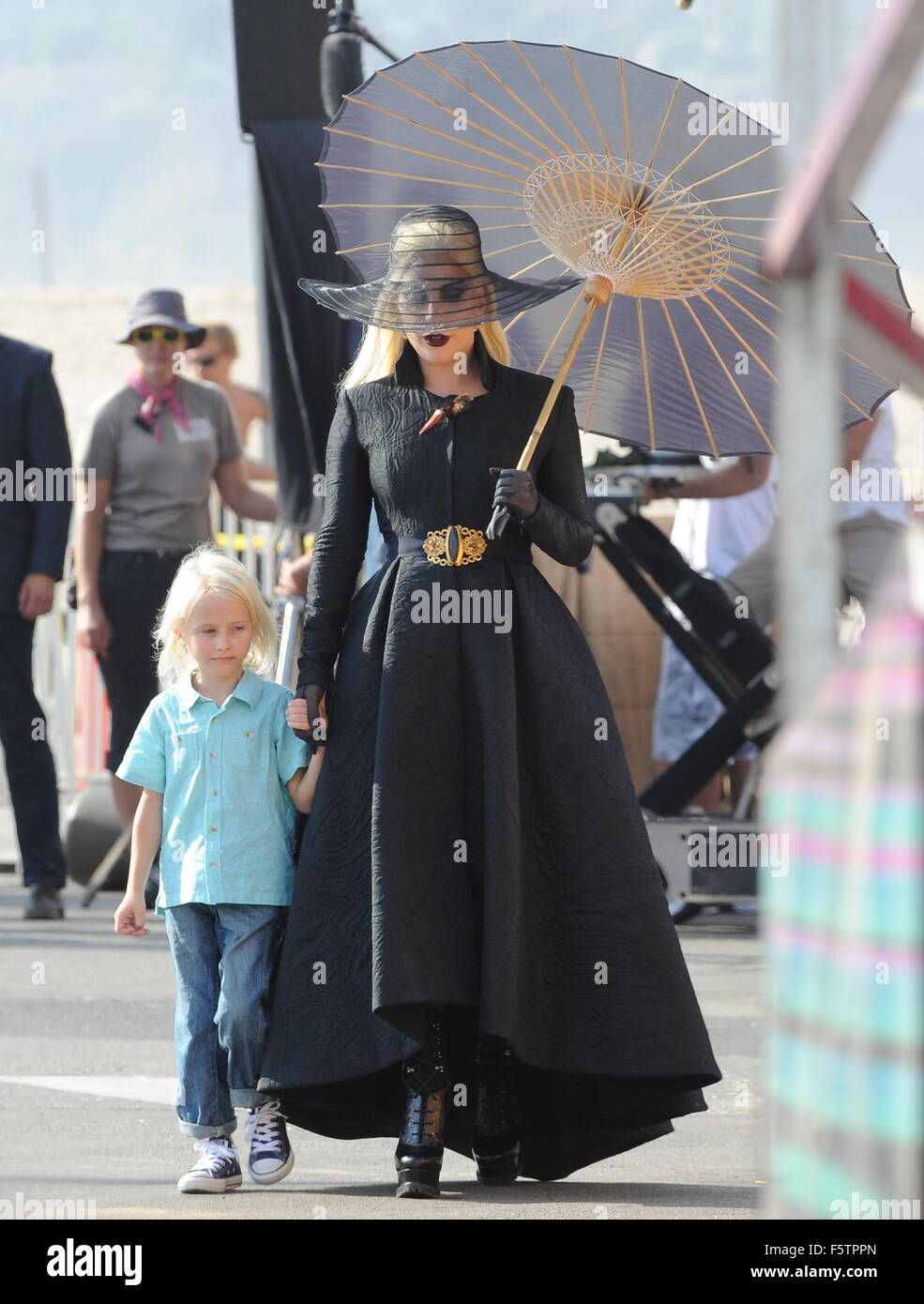 La condesa Lady Gaga vestido de negro para una escena de carnaval en la  playa en Santa Mónica para 'American Horror Story Hotel' con co star Wes  Bentley. El cantante camina alrededor