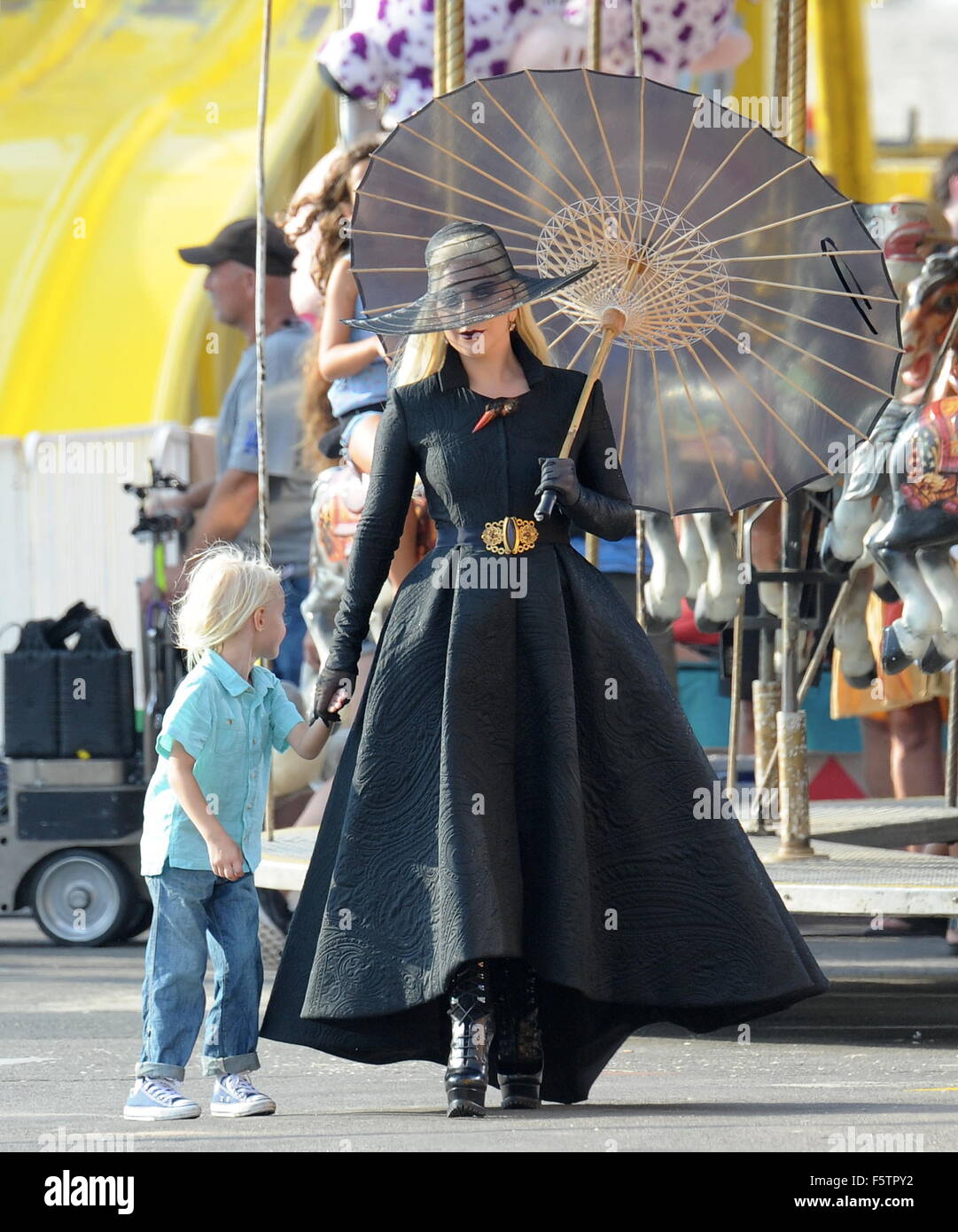 La condesa Lady Gaga vestido de negro para una escena de carnaval en la  playa en Santa Mónica para 'American Horror Story Hotel' con co star Wes  Bentley. El cantante camina alrededor