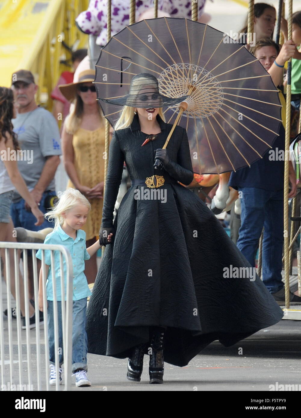 La condesa Lady Gaga vestido de negro para una escena de carnaval en la  playa en Santa Mónica para 'American Horror Story Hotel' con co star Wes  Bentley. El cantante camina alrededor
